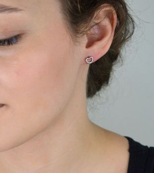 Kolczyki dziecięce ze stali chirurgicznej – ażurowe serduszka 7 mm. Bezpieczne, lekkie i stylowe. Idealne dla dziewczynek na prezent lub do szkoły (4).JPG