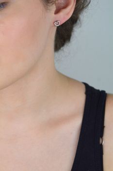 Kolczyki dziecięce ze stali chirurgicznej – ażurowe serduszka 7 mm. Bezpieczne, lekkie i stylowe. Idealne dla dziewczynek na prezent lub do szkoły (5).JPG