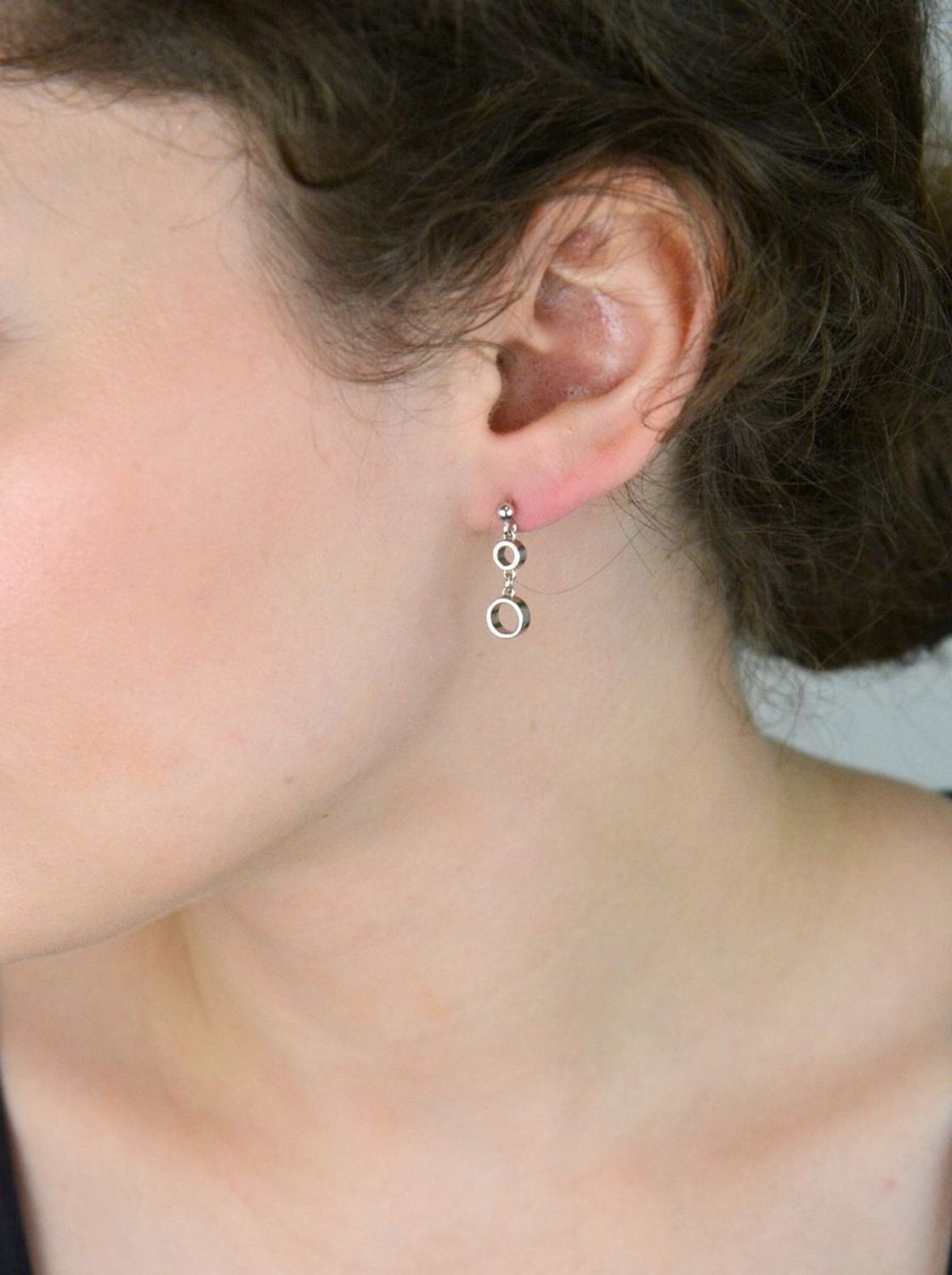 Kolczyki damskie srebrne próby 925 – model DIA-KLC-KOLECZKA-925. Wiszące kółeczka, długość 2,0 cm, największe kółeczko 6 mm. Zapięcie na sztyft, elegancja i minimalizm w jednym.1.jpg