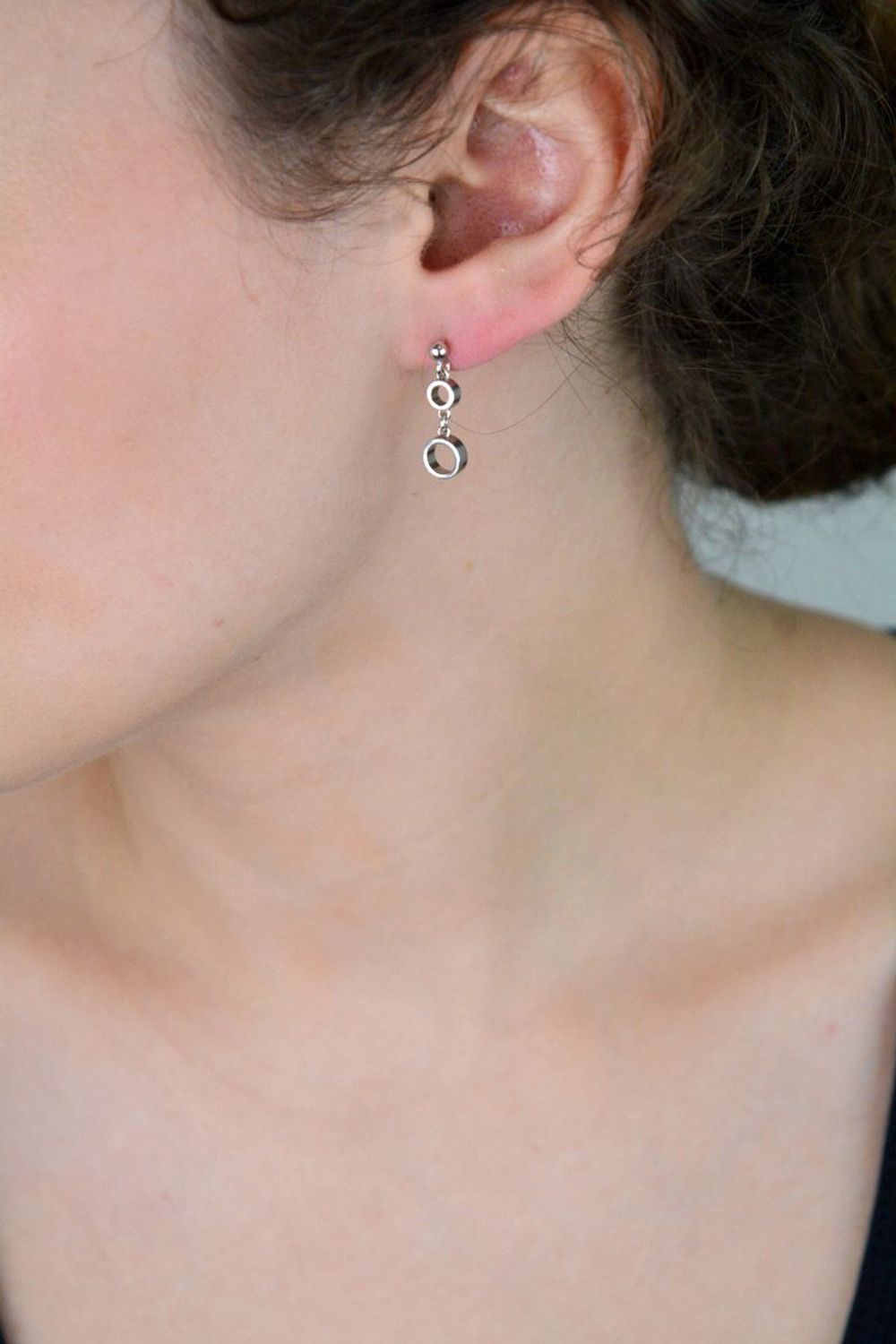 Kolczyki damskie srebrne próby 925 – model DIA-KLC-KOLECZKA-925. Wiszące kółeczka, długość 2,0 cm, największe kółeczko 6 mm. Zapięcie na sztyft, elegancja i minimalizm w jednym.1.jpg