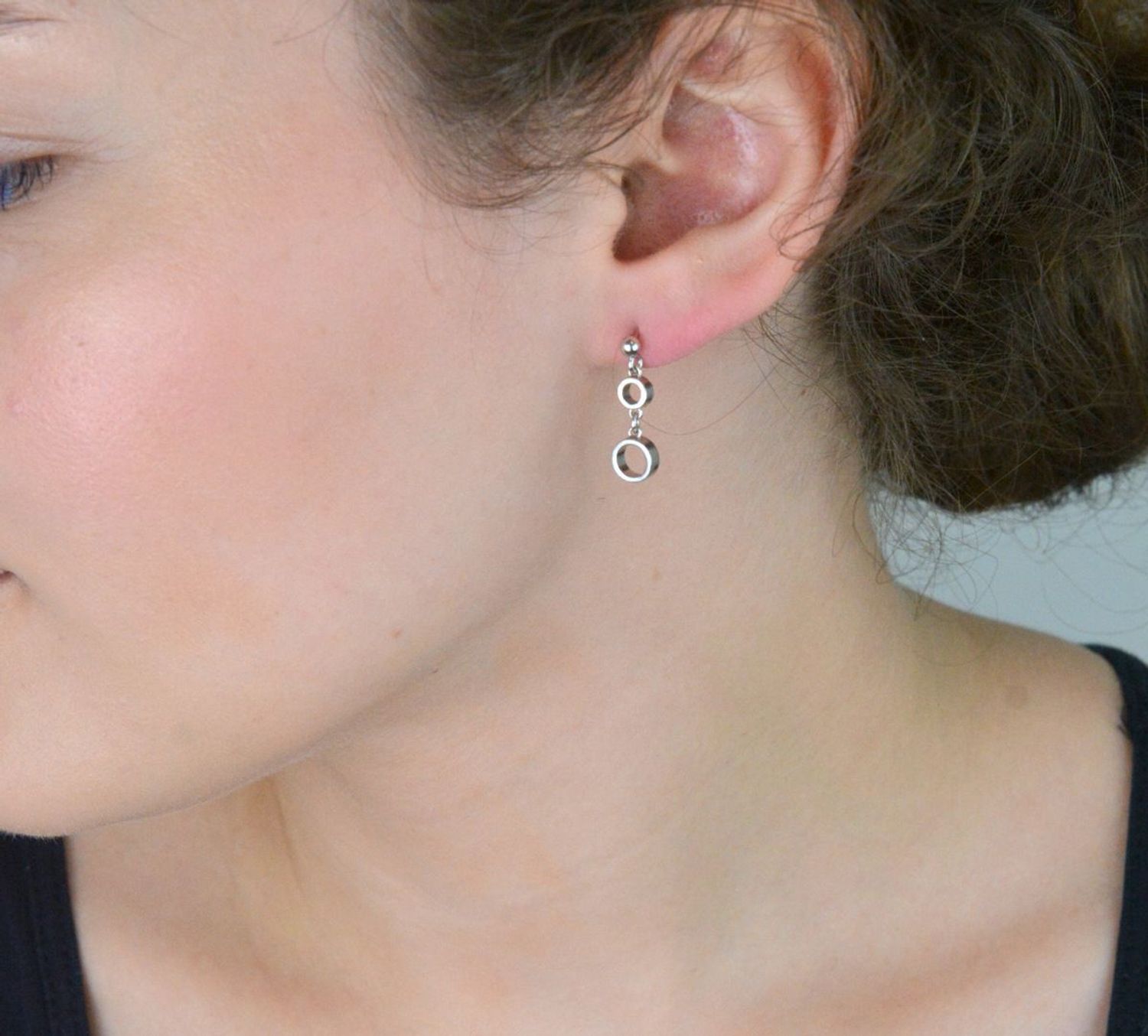 Kolczyki damskie srebrne próby 925 – model DIA-KLC-KOLECZKA-925. Wiszące kółeczka, długość 2,0 cm, największe kółeczko 6 mm. Zapięcie na sztyft, elegancja i minimalizm w jednym.1.jpg