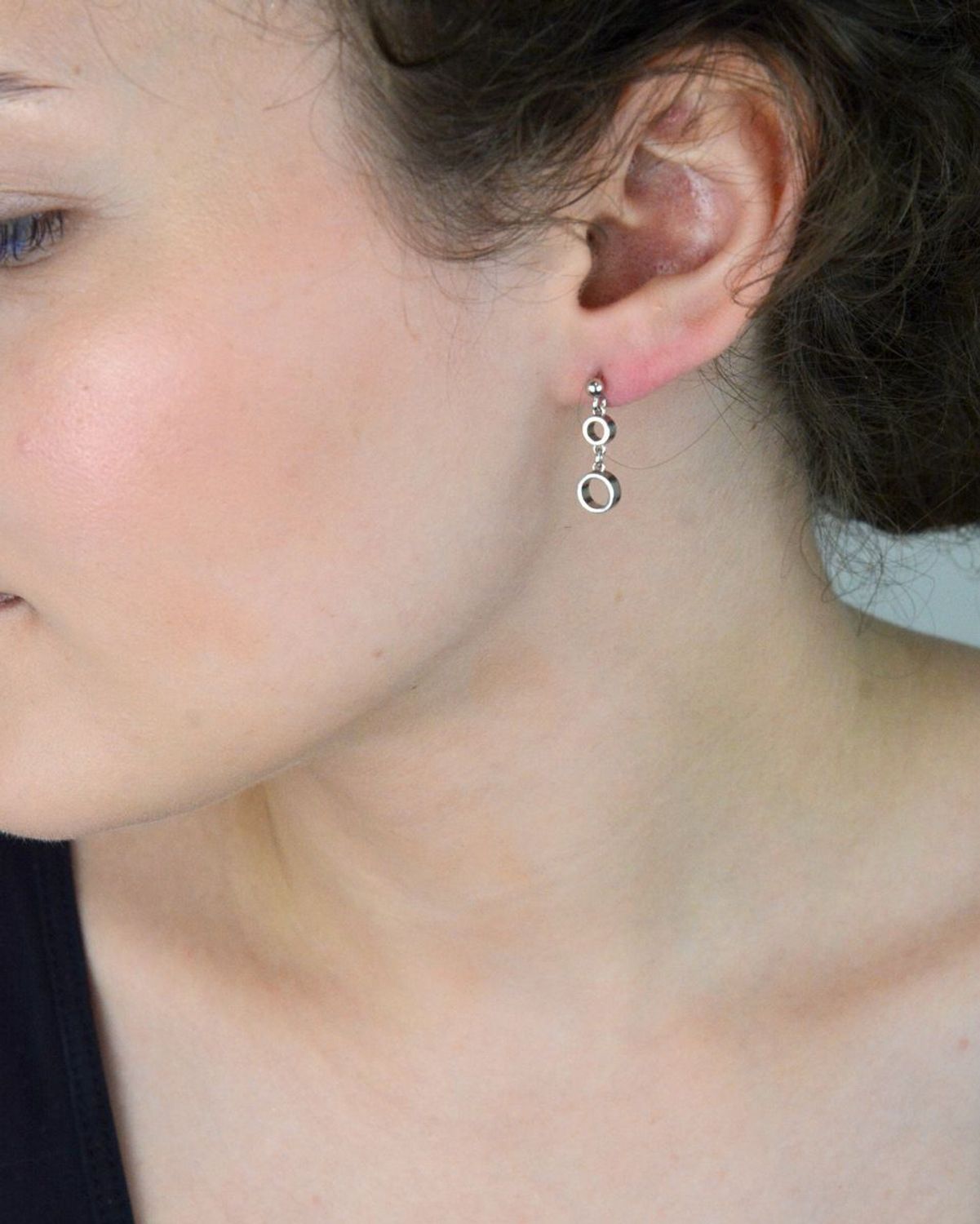 Kolczyki damskie srebrne próby 925 – model DIA-KLC-KOLECZKA-925. Wiszące kółeczka, długość 2,0 cm, największe kółeczko 6 mm. Zapięcie na sztyft, elegancja i minimalizm w jednym.1.jpg