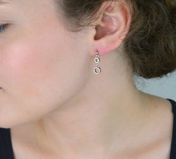 Kolczyki damskie srebrne próby 925 – model DIA-KLC-KOLECZKA-925. Wiszące kółeczka, długość 2,0 cm, największe kółeczko 6 mm. Zapięcie na sztyft, elegancja i minimalizm w jednym (3).JPG