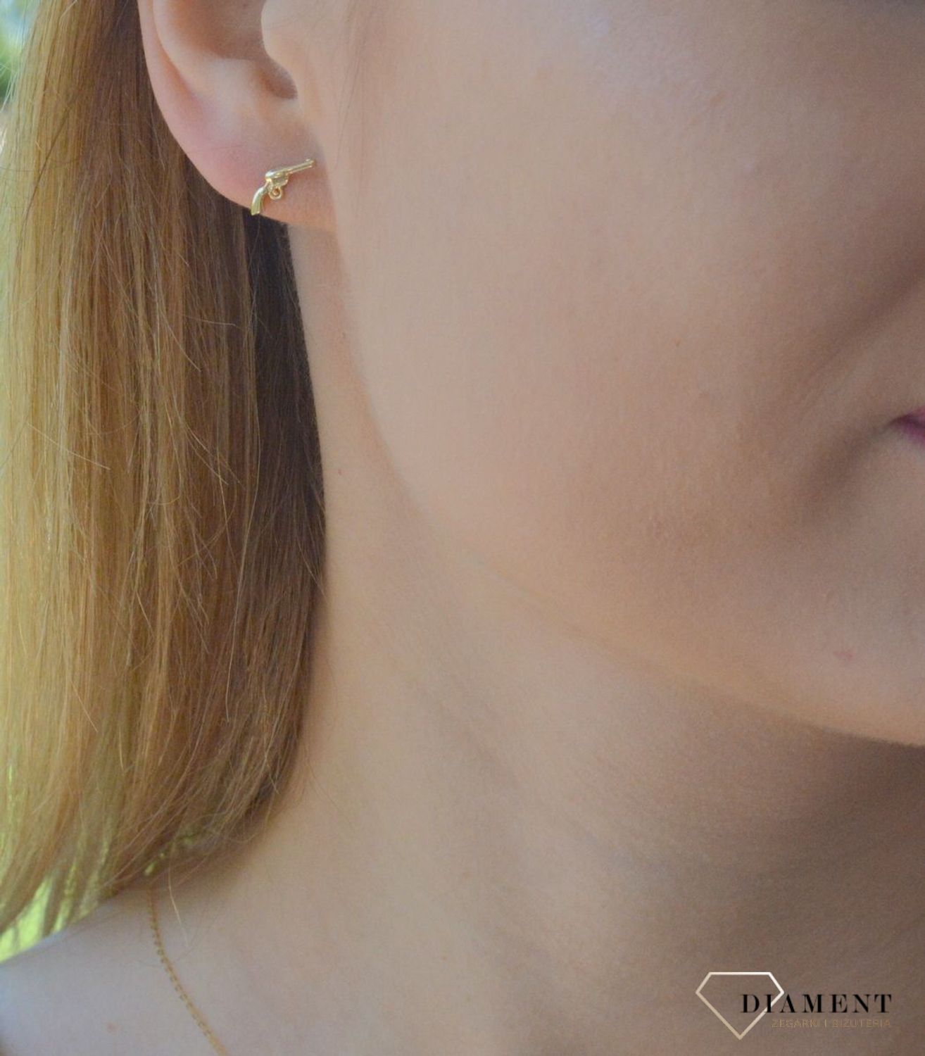 Złote kolczyki 585 o kształcie pistoletu wkrętki DIA-KLC-KP0115EG14K. Złote kolczyki wykonane z wysokiej jakości złota próba 585, waga około 0,80. Kolczyki w minimalistycznym stylu, wpisujące się w obecne trendy modowe. Idealn.jpg
