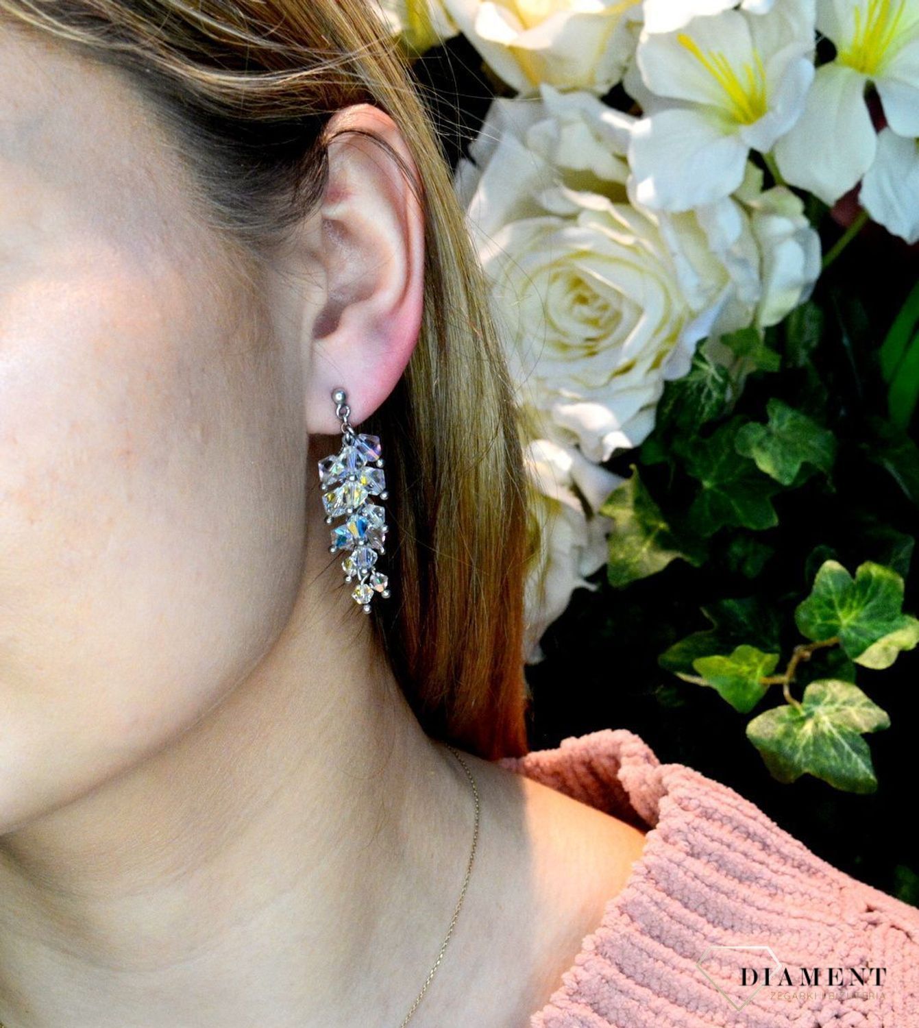 Srebrne kolczyki wiszące z kryształkami Swarovskiego DIA-KLC-KR-384-1-925. Kolczyki wykonane ze srebra próby 925 oraz ekskluzywnych kryształów Swarovski.Długość kolczyków wynosi 4 cm. Eleganckie kolczyki w stylu glamou.jpg