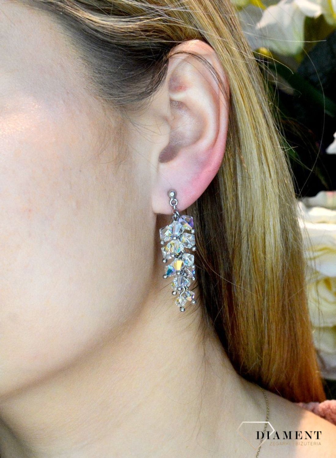 Srebrne kolczyki wiszące z kryształkami Swarovskiego DIA-KLC-KR-384-1-925. Kolczyki wykonane ze srebra próby 925 oraz ekskluzywnych kryształów Swarovski.Długość kolczyków wynosi 4 cm. Eleganckie kolczyki w stylu glamou.jpg