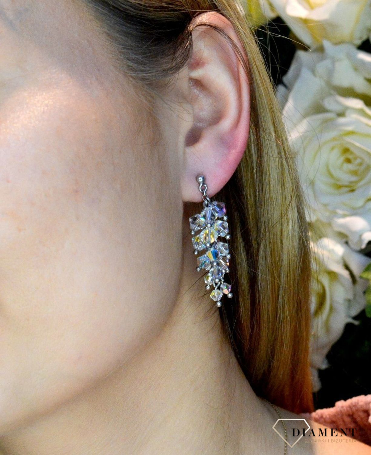 Srebrne kolczyki wiszące z kryształkami Swarovskiego DIA-KLC-KR-384-1-925. Kolczyki wykonane ze srebra próby 925 oraz ekskluzywnych kryształów Swarovski.Długość kolczyków wynosi 4 cm. Eleganckie kolczyki w stylu glamou.jpg