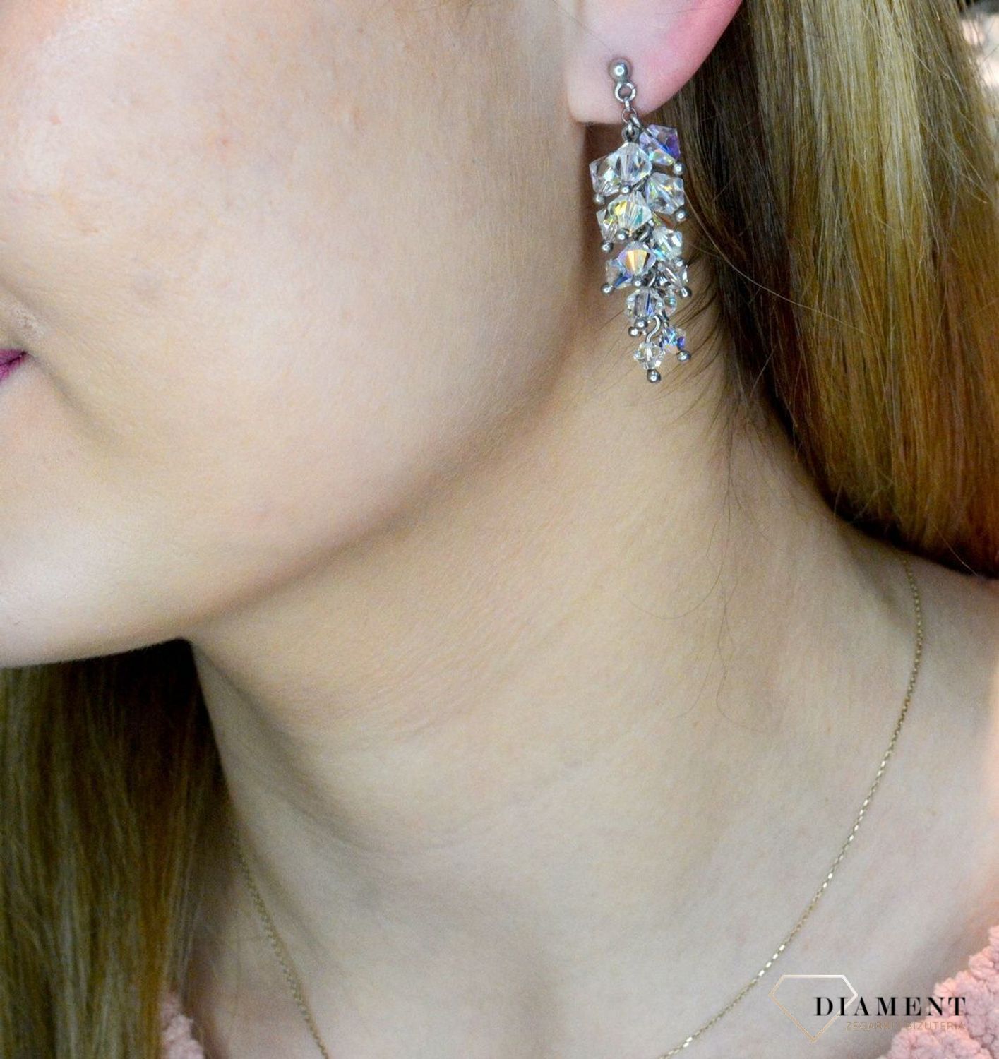 Srebrne kolczyki wiszące z kryształkami Swarovskiego DIA-KLC-KR-384-1-925. Kolczyki wykonane ze srebra próby 925 oraz ekskluzywnych kryształów Swarovski.Długość kolczyków wynosi 4 cm. Eleganckie kolczyki w stylu glamou.jpg