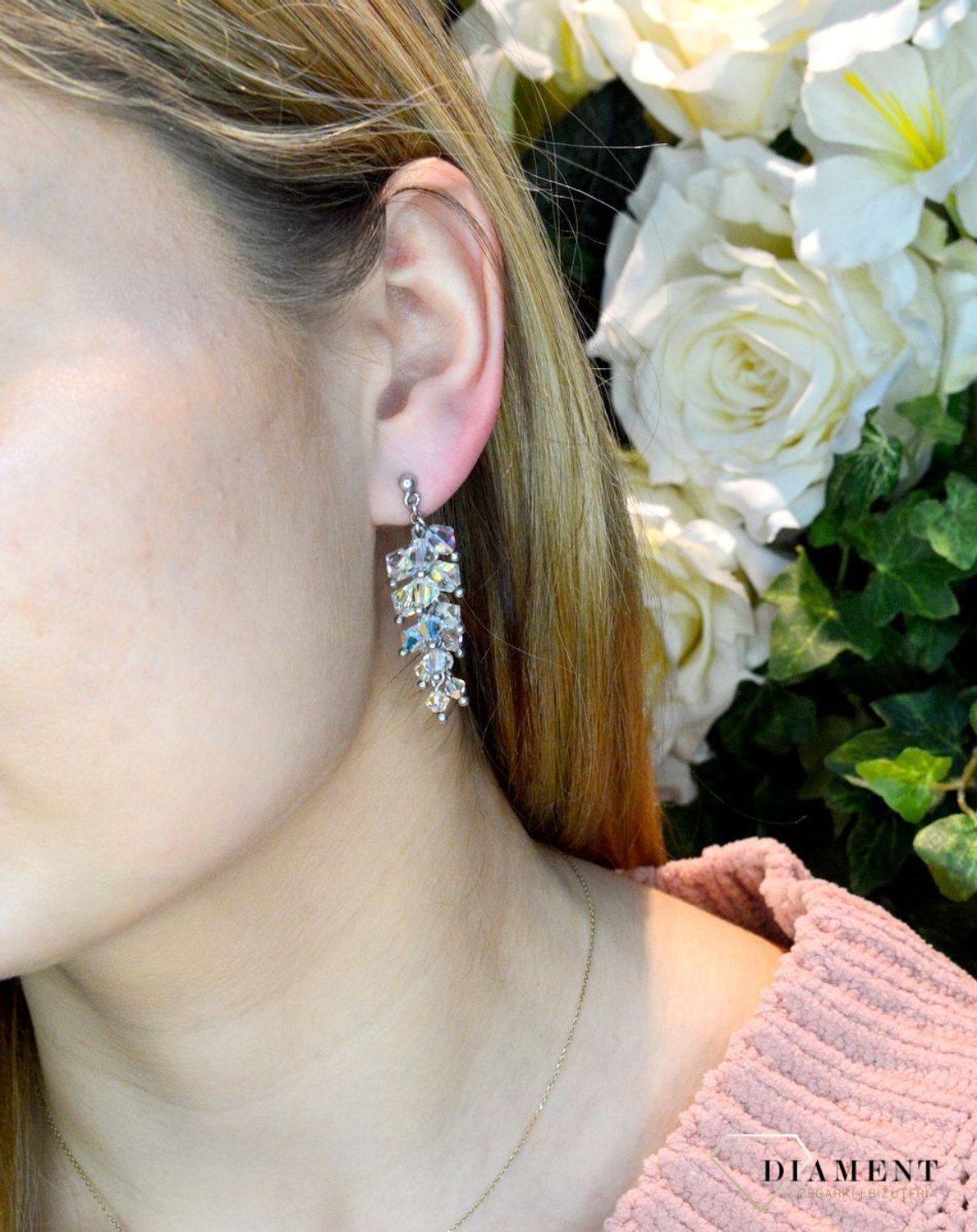 Srebrne kolczyki wiszące z kryształkami Swarovskiego DIA-KLC-KR-384-1-925. Kolczyki wykonane ze srebra próby 925 oraz ekskluzywnych kryształów Swarovski.Długość kolczyków wynosi 4 cm. Eleganckie kolczyki w stylu glamou.jpg