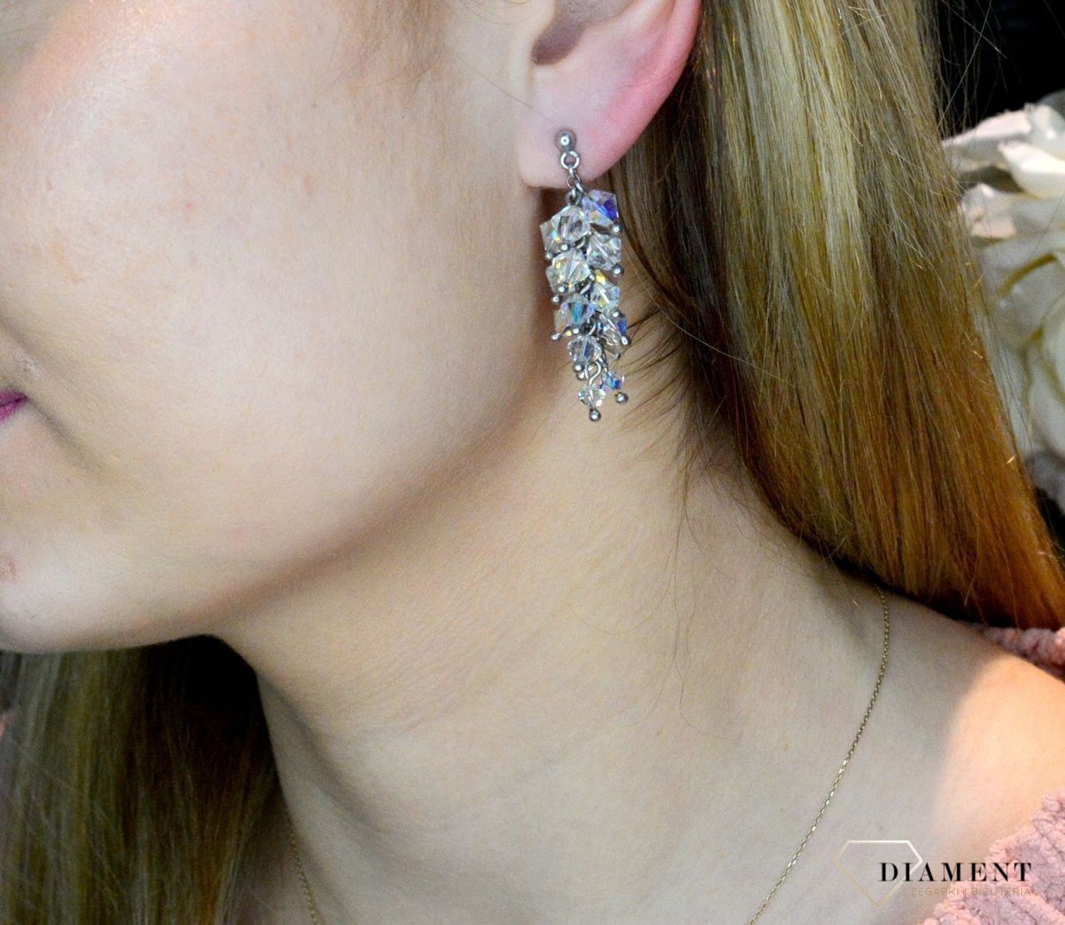 Srebrne kolczyki wiszące z kryształkami Swarovskiego DIA-KLC-KR-384-1-925. Kolczyki wykonane ze srebra próby 925 oraz ekskluzywnych kryształów Swarovski.Długość kolczyków wynosi 4 cm. Eleganckie kolczyki w stylu glamou.jpg