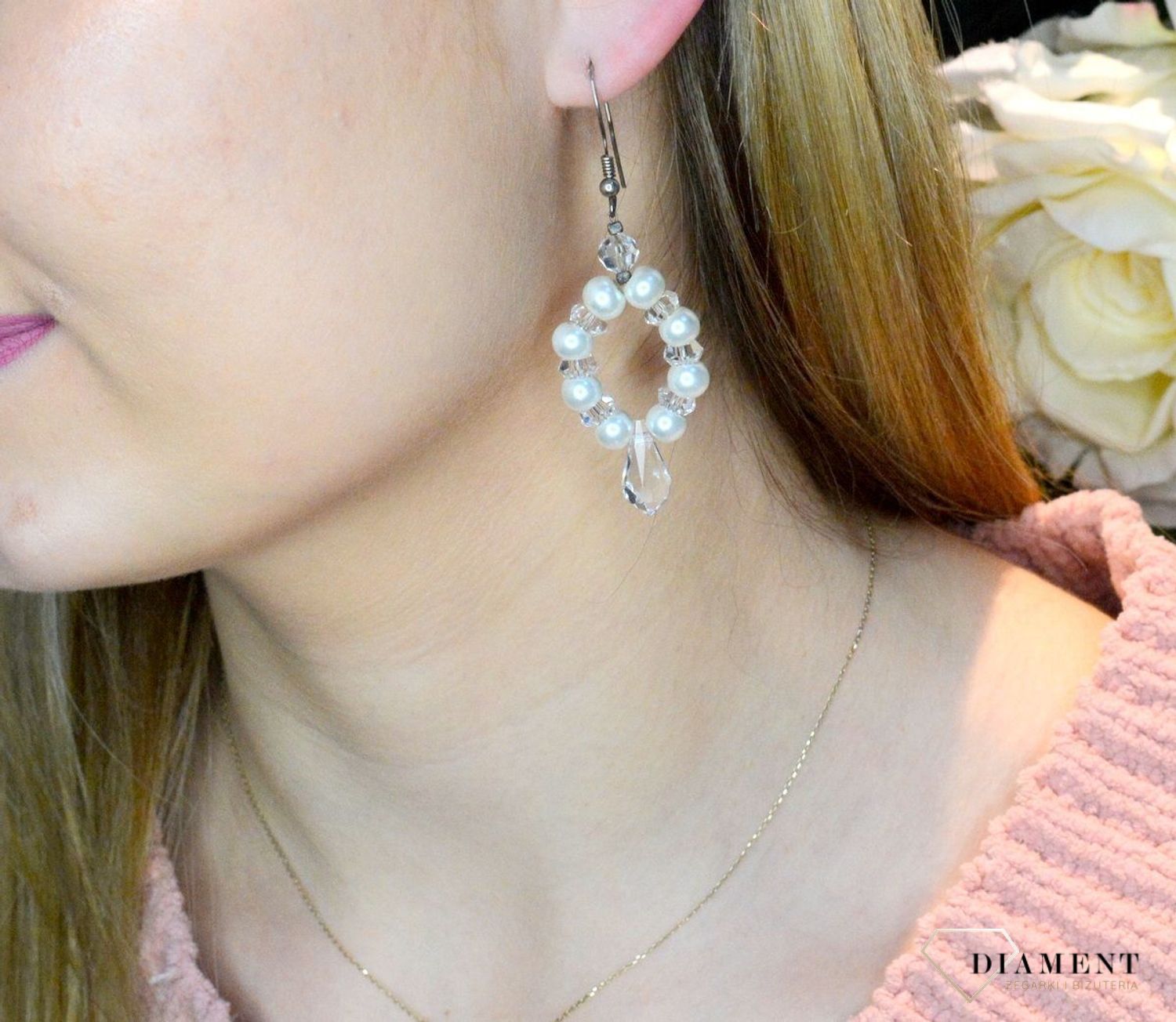 Srebrne kolczyki z perłą i kryształem Swarovski DIA-KLC-KR-562-925 Kolczyki wykonane ze srebra próby 925 oraz ekskluzywnych kryształów i pereł Swarovski. Długość kolczyków wynosi 6,5 cm. Eleganckie kolczyki w stylu glamou.jpg