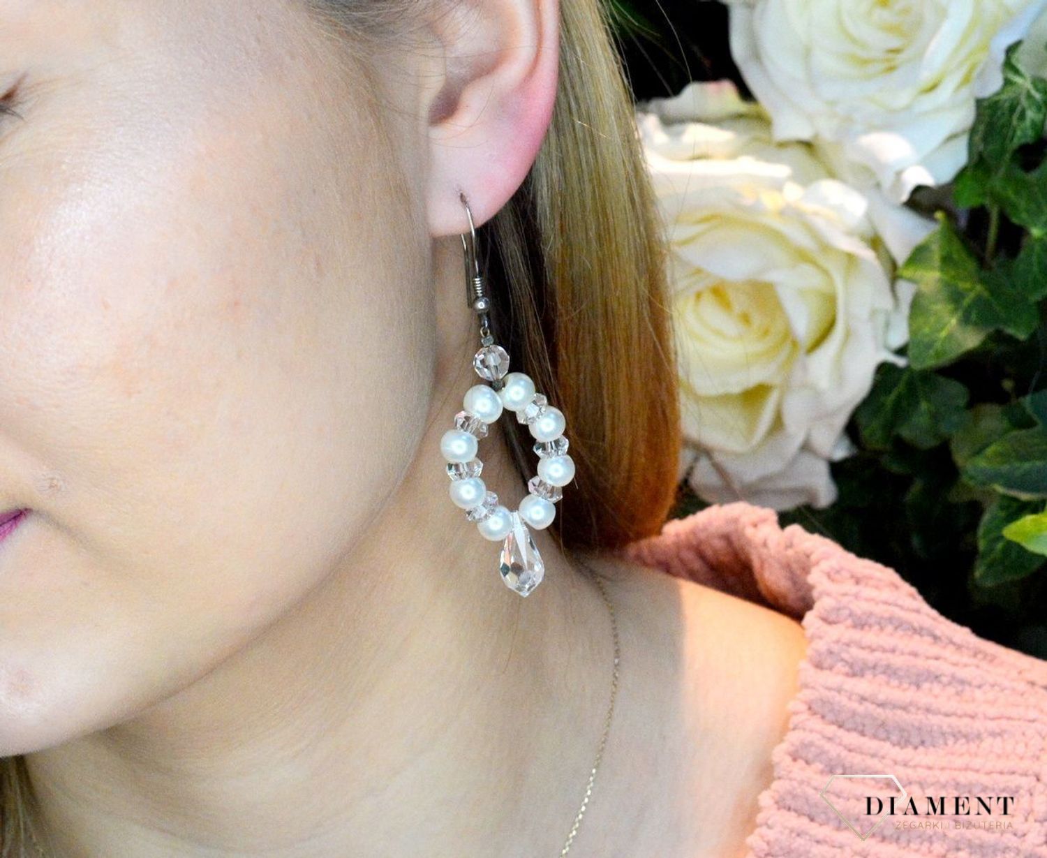 Srebrne kolczyki z perłą i kryształem Swarovski DIA-KLC-KR-562-925 Kolczyki wykonane ze srebra próby 925 oraz ekskluzywnych kryształów i pereł Swarovski. Długość kolczyków wynosi 6,5 cm. Eleganckie kolczyki w stylu glamou.jpg