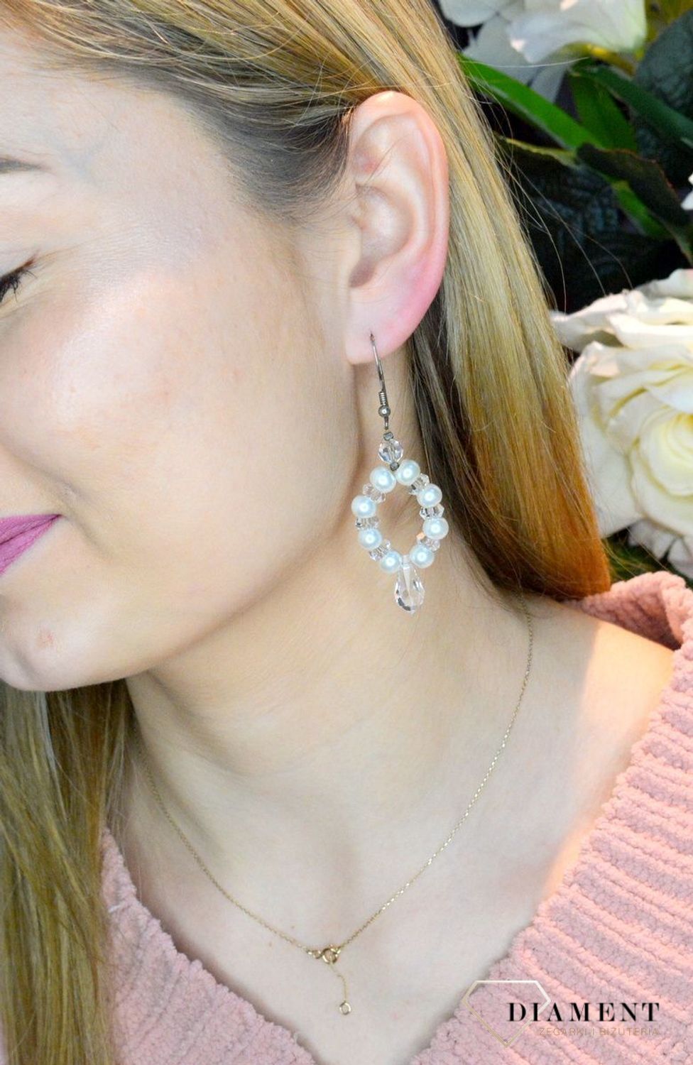 Srebrne kolczyki z perłą i kryształem Swarovski DIA-KLC-KR-562-925 Kolczyki wykonane ze srebra próby 925 oraz ekskluzywnych kryształów i pereł Swarovski. Długość kolczyków wynosi 6,5 cm. Eleganckie kolczyki w stylu glamou.jpg