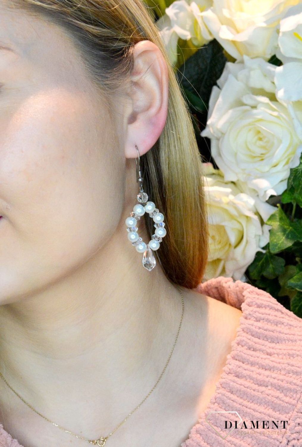 Srebrne kolczyki z perłą i kryształem Swarovski DIA-KLC-KR-562-925 Kolczyki wykonane ze srebra próby 925 oraz ekskluzywnych kryształów i pereł Swarovski. Długość kolczyków wynosi 6,5 cm. Eleganckie kolczyki w stylu glamou.jpg