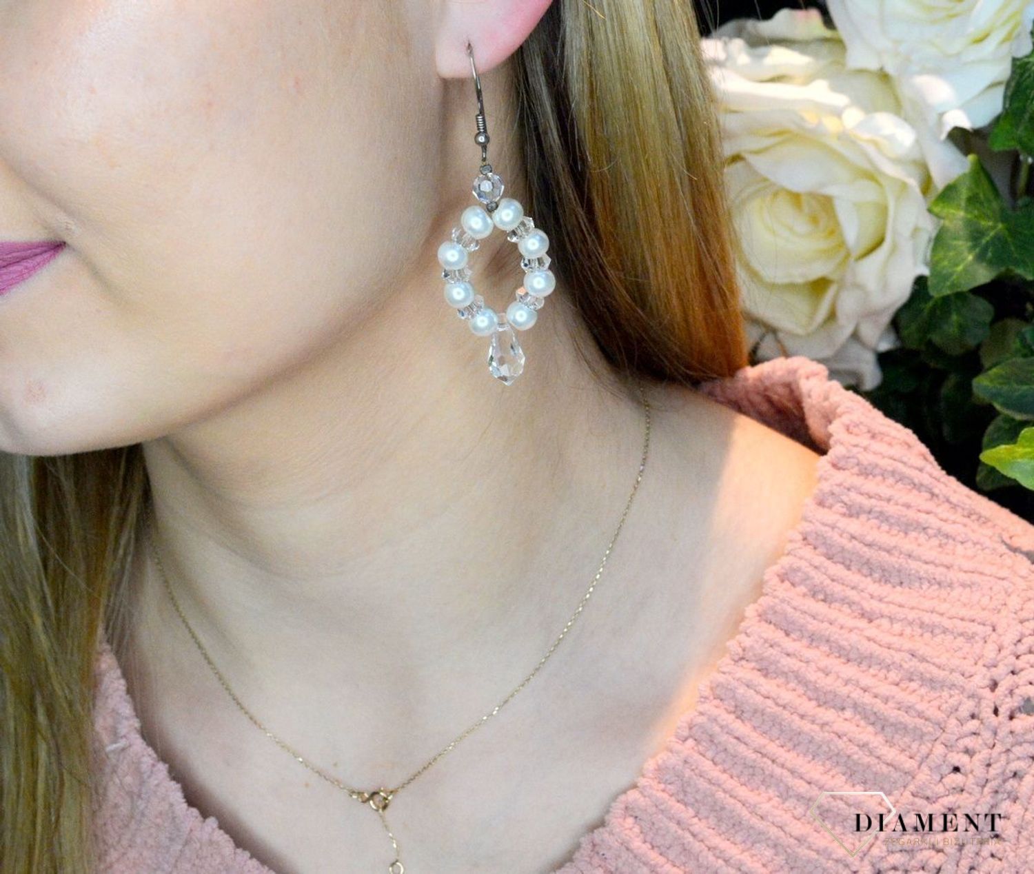 Srebrne kolczyki z perłą i kryształem Swarovski DIA-KLC-KR-562-925 Kolczyki wykonane ze srebra próby 925 oraz ekskluzywnych kryształów i pereł Swarovski. Długość kolczyków wynosi 6,5 cm. Eleganckie kolczyki w stylu glamou.jpg