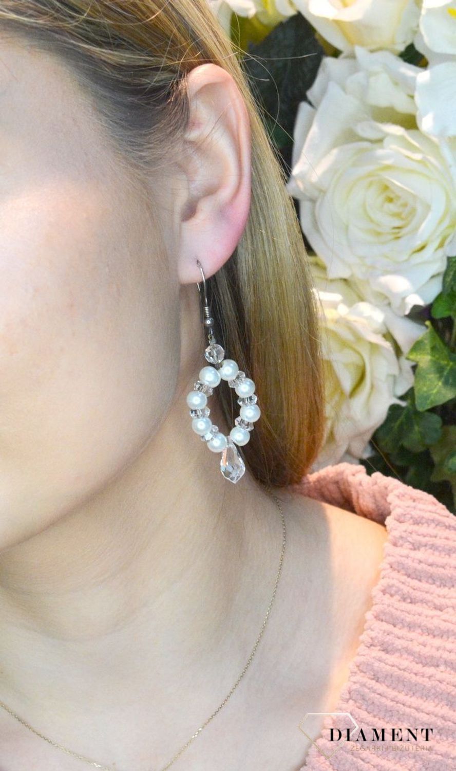 Srebrne kolczyki z perłą i kryształem Swarovski DIA-KLC-KR-562-925 Kolczyki wykonane ze srebra próby 925 oraz ekskluzywnych kryształów i pereł Swarovski. Długość kolczyków wynosi 6,5 cm. Eleganckie kolczyki w stylu glamou.jpg