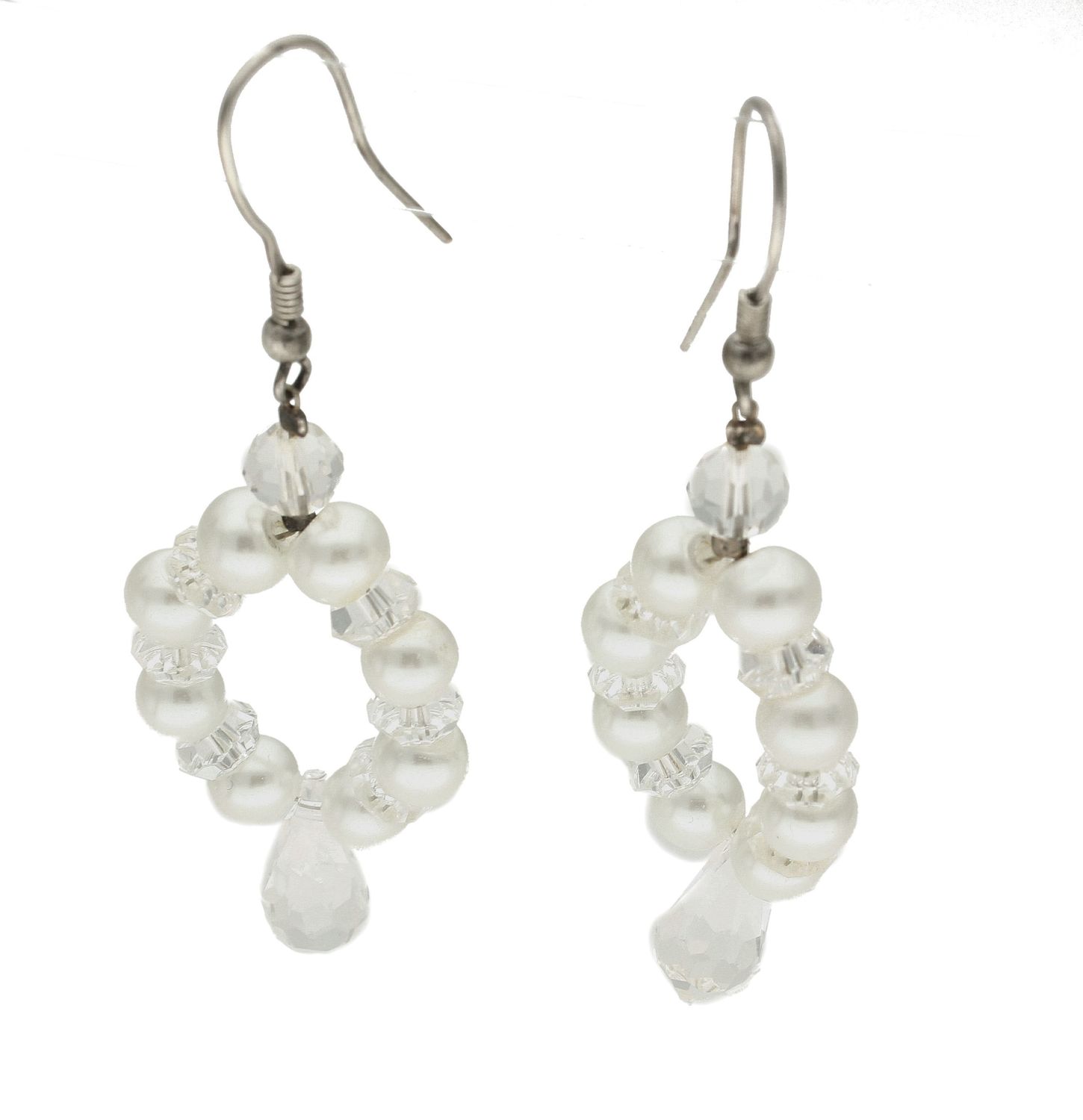 Srebrne kolczyki z perłą i kryształem Swarovski DIA-KLC-KR-562-925 Kolczyki wykonane ze srebra próby 925 oraz ekskluzywnych kryształów i pereł Swarovski. Długość kolczyków wynosi 6,5 cm. Eleganckie kolczyki w stylu glamou.jpg