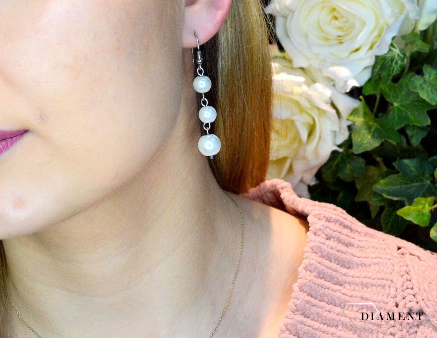 Srebrne kolczyki wiszące perełki DIA-KLC-KR296-925. Kolczyki zostały wykonane z najwyższej jakości srebra próby 925 i mają długość 5 cm. Świetnie komponują się z różnymi stylizacjami.  Taki dodatek może być bardzo dobrym preze.jpg