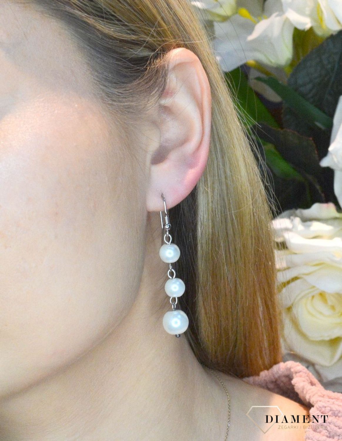 Srebrne kolczyki wiszące perełki DIA-KLC-KR296-925. Kolczyki zostały wykonane z najwyższej jakości srebra próby 925 i mają długość 5 cm. Świetnie komponują się z różnymi stylizacjami.  Taki dodatek może być bardzo dobrym preze.jpg