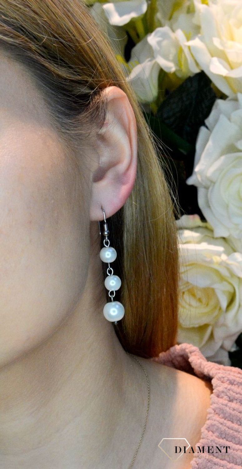 Srebrne kolczyki wiszące perełki DIA-KLC-KR296-925. Kolczyki zostały wykonane z najwyższej jakości srebra próby 925 i mają długość 5 cm. Świetnie komponują się z różnymi stylizacjami.  Taki dodatek może być bardzo dobrym preze.jpg