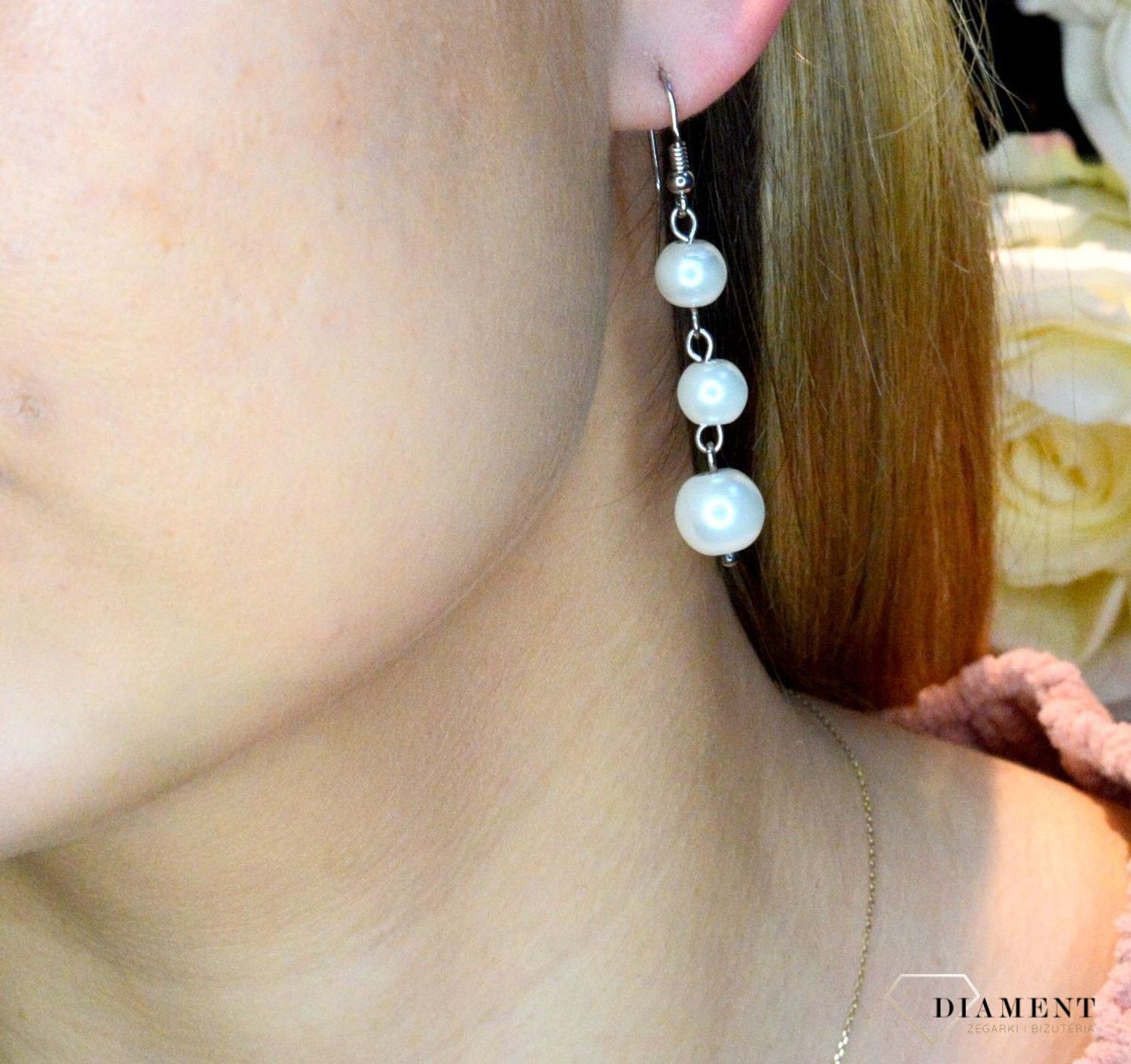 Srebrne kolczyki wiszące perełki DIA-KLC-KR296-925. Kolczyki zostały wykonane z najwyższej jakości srebra próby 925 i mają długość 5 cm. Świetnie komponują się z różnymi stylizacjami.  Taki dodatek może być bardzo dobrym preze.jpg