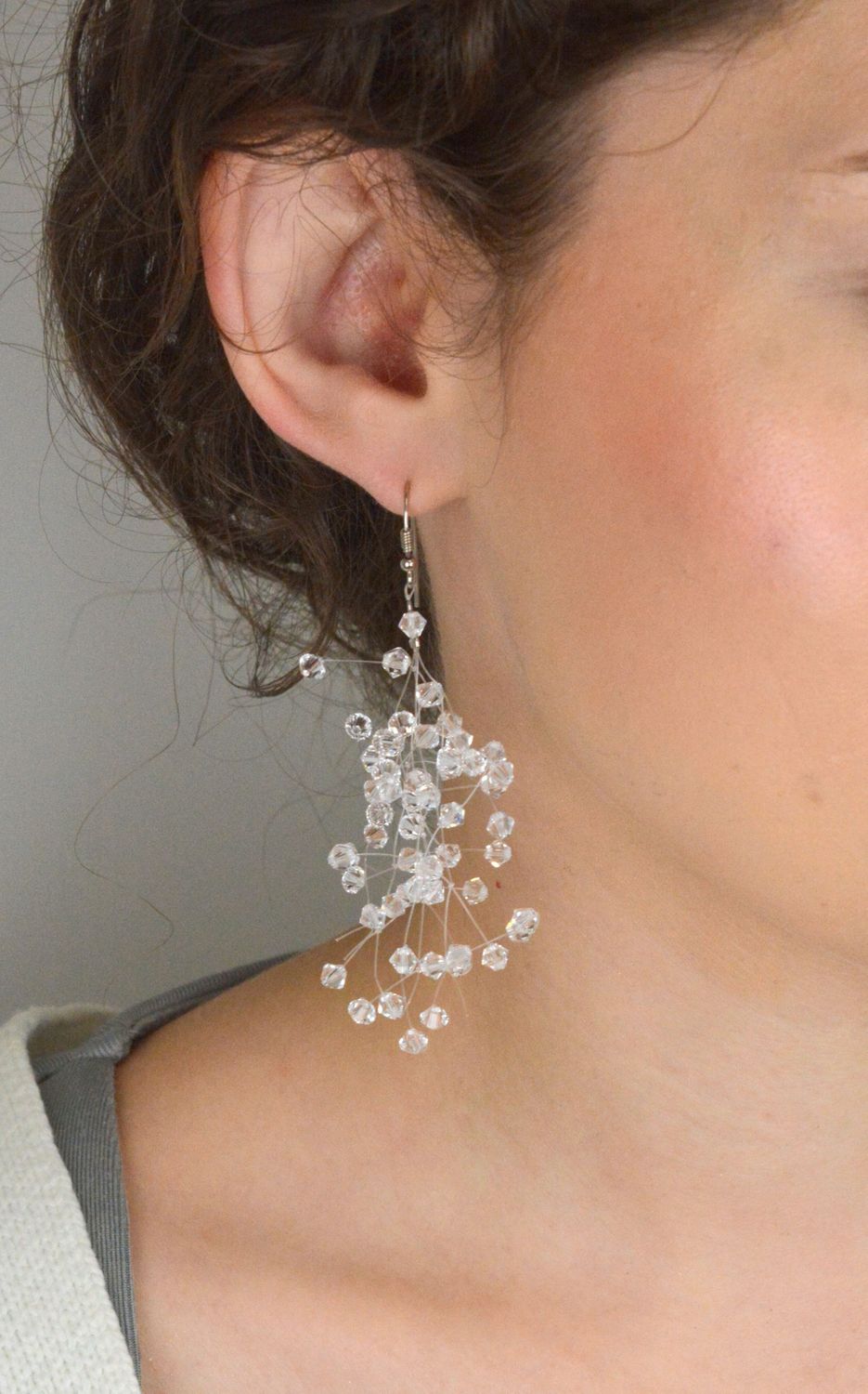 Eleganckie kolczyki ślubne z kryształami, ręcznie plecione na żyłkach. Wykonane ze srebra próby 925, idealne na ślub i inne wyjątkowe okazje. Długość 8 cm.1.jpg