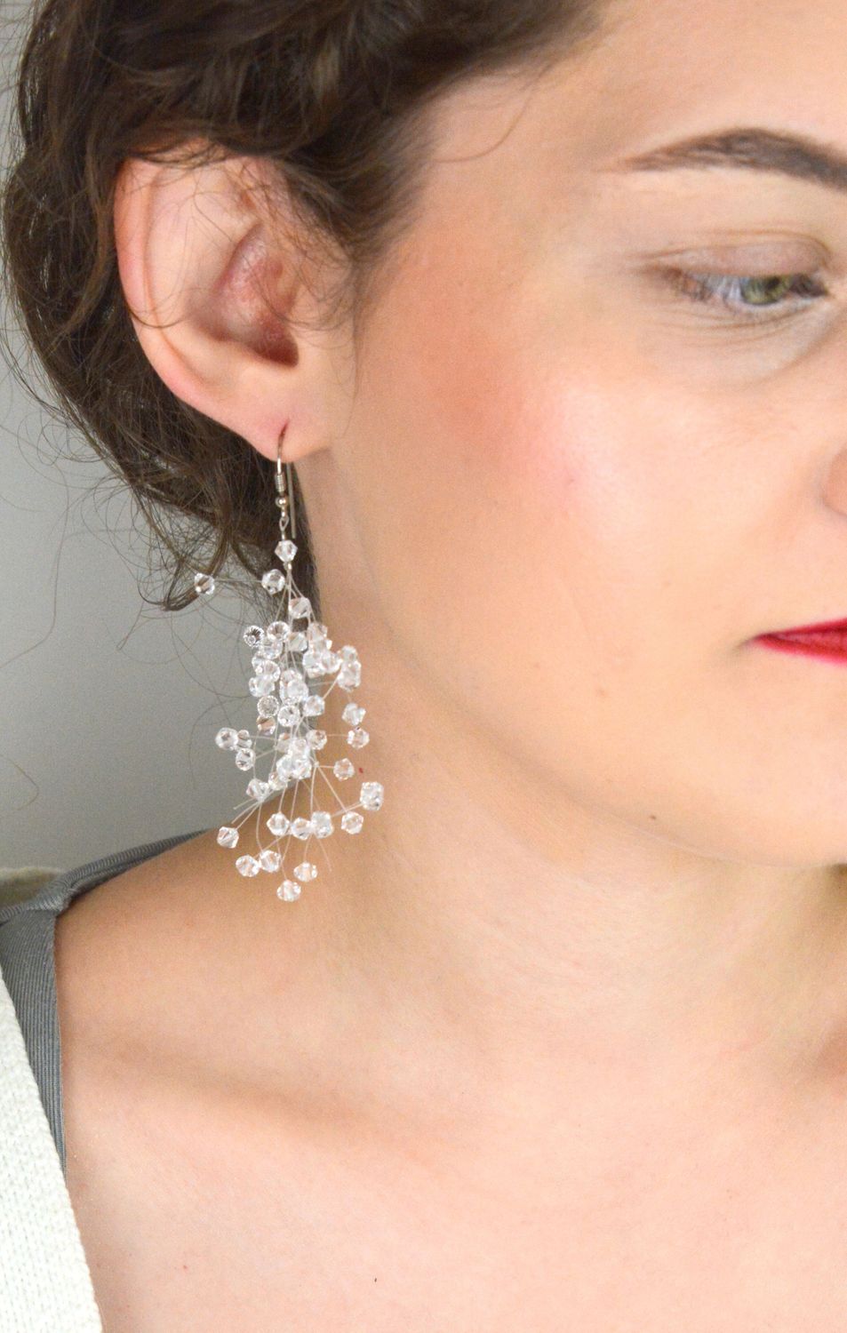 Eleganckie kolczyki ślubne z kryształami, ręcznie plecione na żyłkach. Wykonane ze srebra próby 925, idealne na ślub i inne wyjątkowe okazje. Długość 8 cm.1.jpg