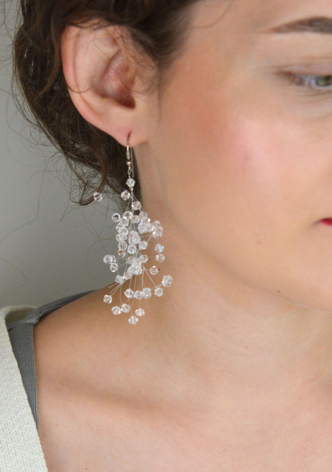 Eleganckie kolczyki ślubne z kryształami, ręcznie plecione na żyłkach. Wykonane ze srebra próby 925, idealne na ślub i inne wyjątkowe okazje. Długość 8 cm.1.jpg