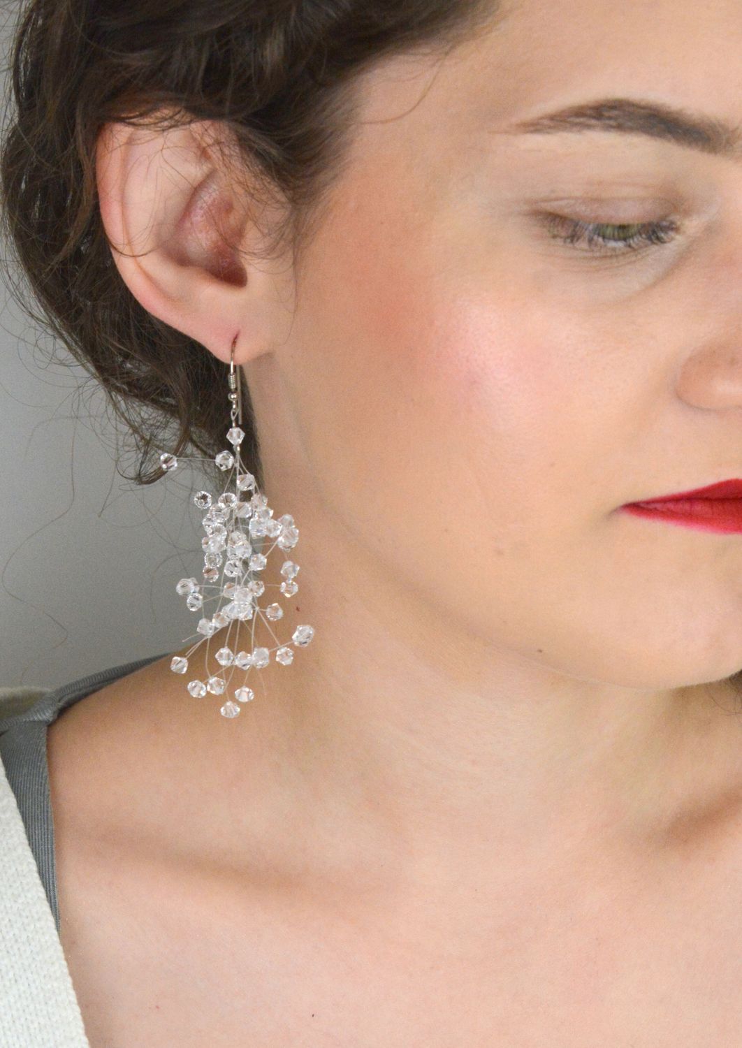 Eleganckie kolczyki ślubne z kryształami, ręcznie plecione na żyłkach. Wykonane ze srebra próby 925, idealne na ślub i inne wyjątkowe okazje. Długość 8 cm.1.jpg