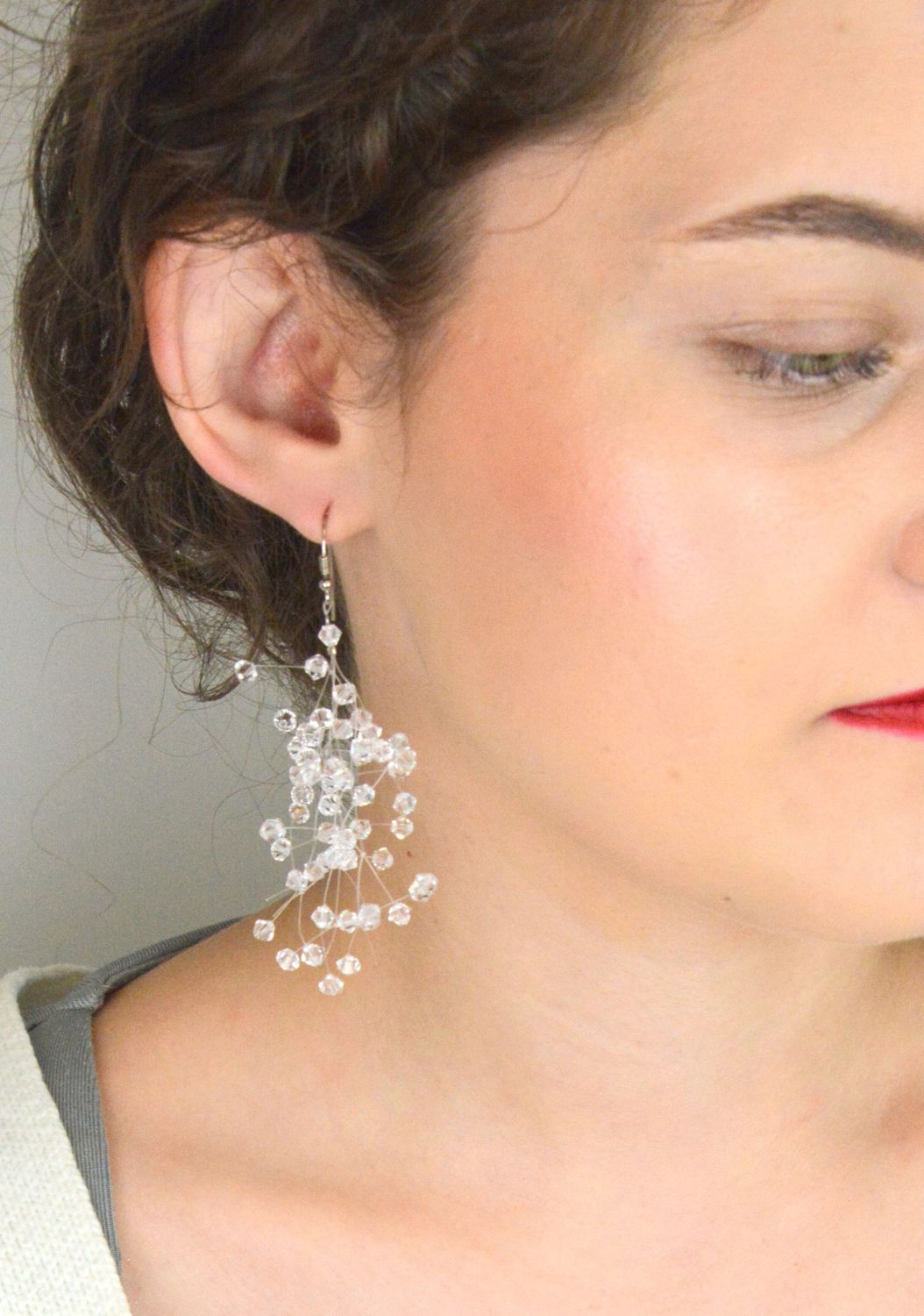 Eleganckie kolczyki ślubne z kryształami, ręcznie plecione na żyłkach. Wykonane ze srebra próby 925, idealne na ślub i inne wyjątkowe okazje. Długość 8 cm.1.jpg