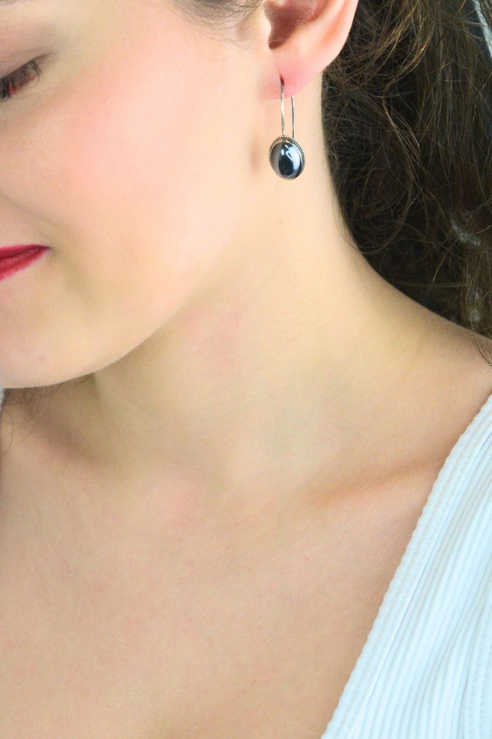 Eleganckie srebrne kolczyki próby 925 z naturalnym kamieniem krzem. Owalny kształt, bigiel angielski, długość 3,2 cm. Idealne na prezent.1.jpg