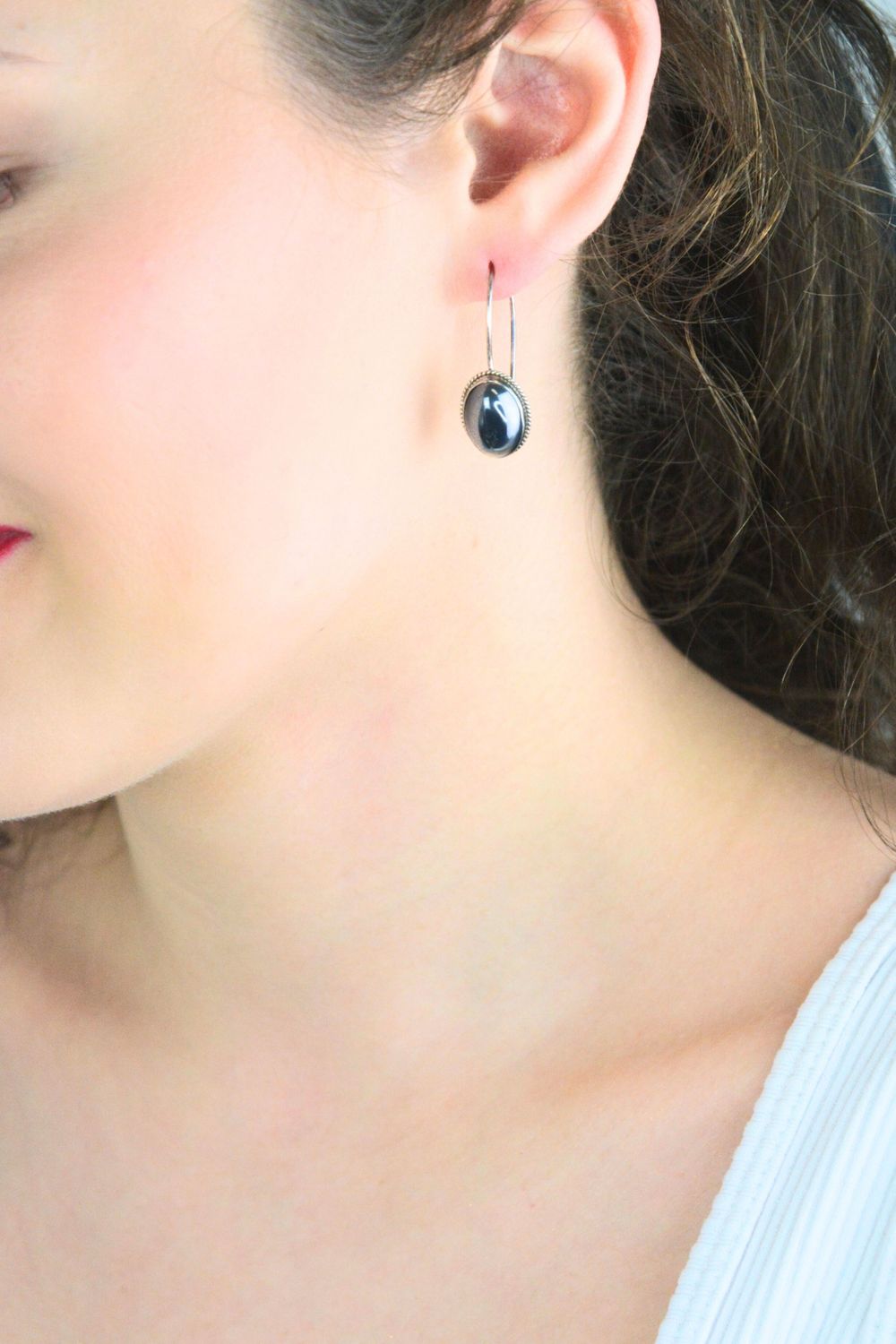 Eleganckie srebrne kolczyki próby 925 z naturalnym kamieniem krzem. Owalny kształt, bigiel angielski, długość 3,2 cm. Idealne na prezent.1.jpg