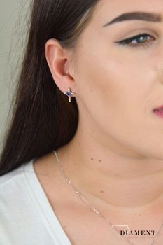 Srebrne kolczyki przy uchu krzyżyk z cyrkoniami DIA-KLC-KRZYZYKI18-925. Srebrne kolczyki przy uchu krzyżyki z cyrkonią. Kolczyki zostały ozdobione (1).JPG