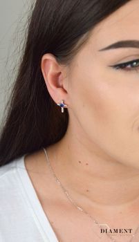 Srebrne kolczyki przy uchu krzyżyk z cyrkoniami DIA-KLC-KRZYZYKI18-925. Srebrne kolczyki przy uchu krzyżyki z cyrkonią. Kolczyki zostały ozdobione (2).JPG