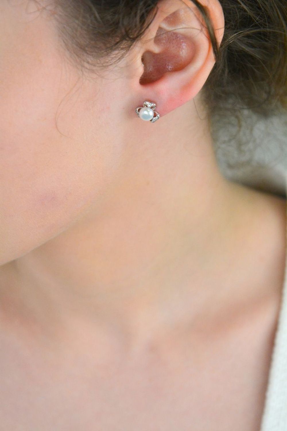 Kolczyki damskie srebrne perły ozdobione cyrkonią. Kolczyki to idealna proporcje zamknięte w pięknej kompozycji. Kolczyki wykonane z wysokiej jakości srebra próby 925.1.jpg