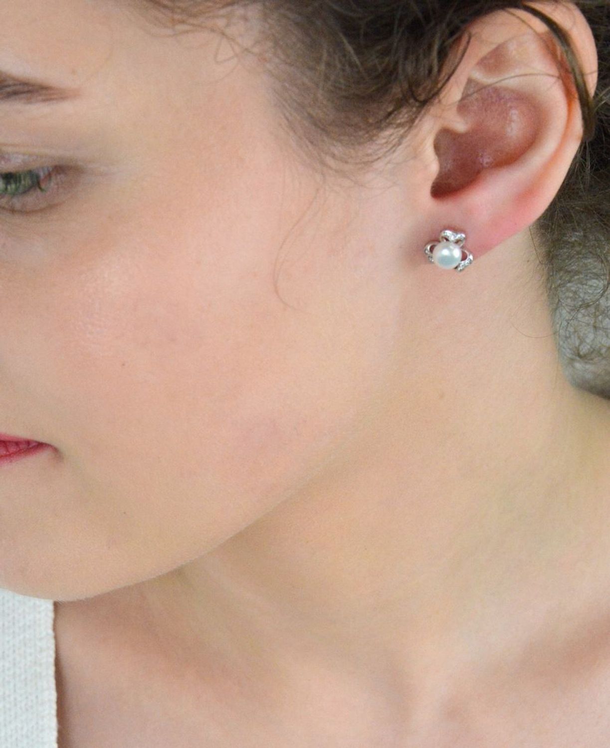 Kolczyki damskie srebrne perły ozdobione cyrkonią. Kolczyki to idealna proporcje zamknięte w pięknej kompozycji. Kolczyki wykonane z wysokiej jakości srebra próby 925.1.jpg