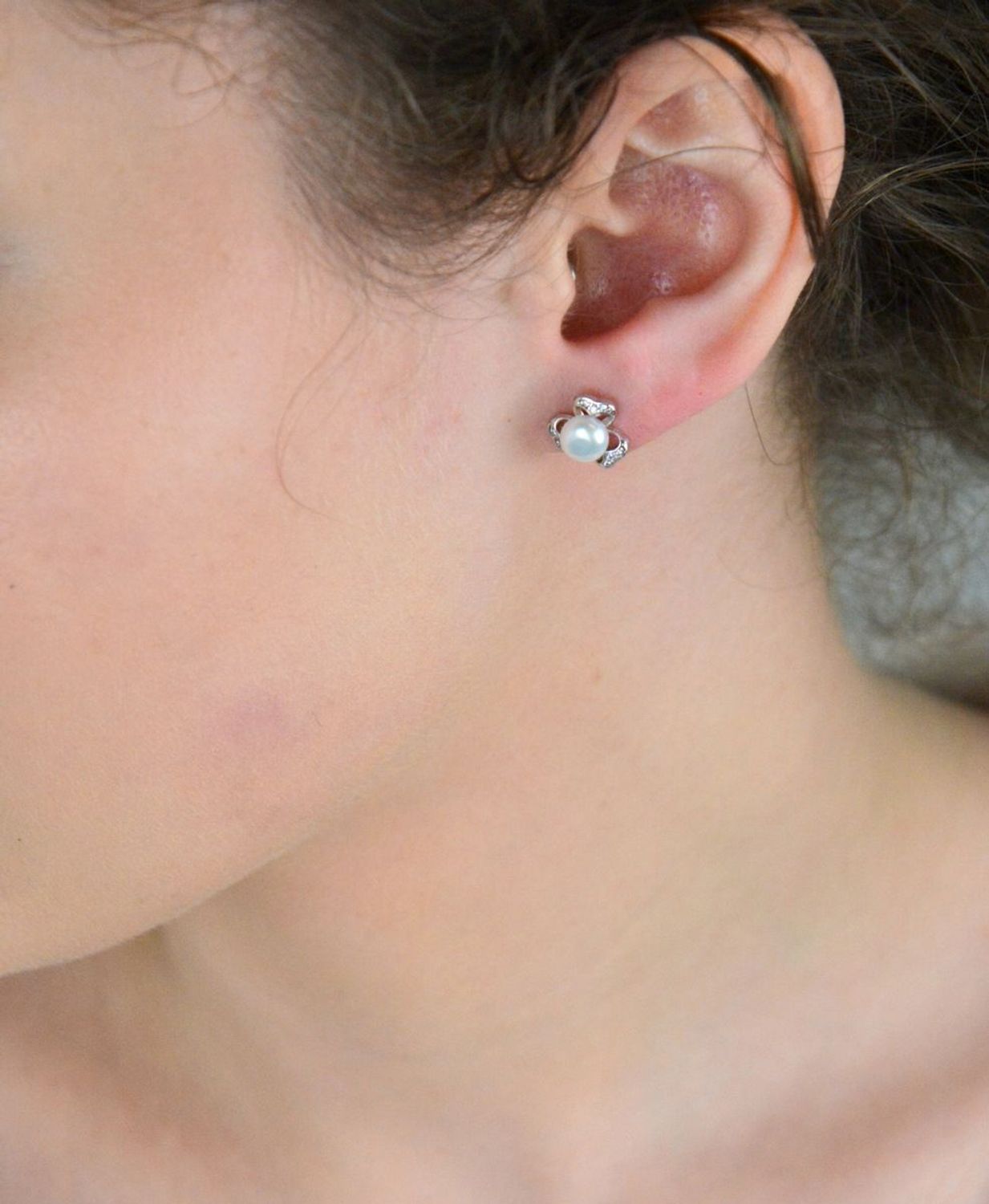 Kolczyki damskie srebrne perły ozdobione cyrkonią. Kolczyki to idealna proporcje zamknięte w pięknej kompozycji. Kolczyki wykonane z wysokiej jakości srebra próby 925.1.jpg