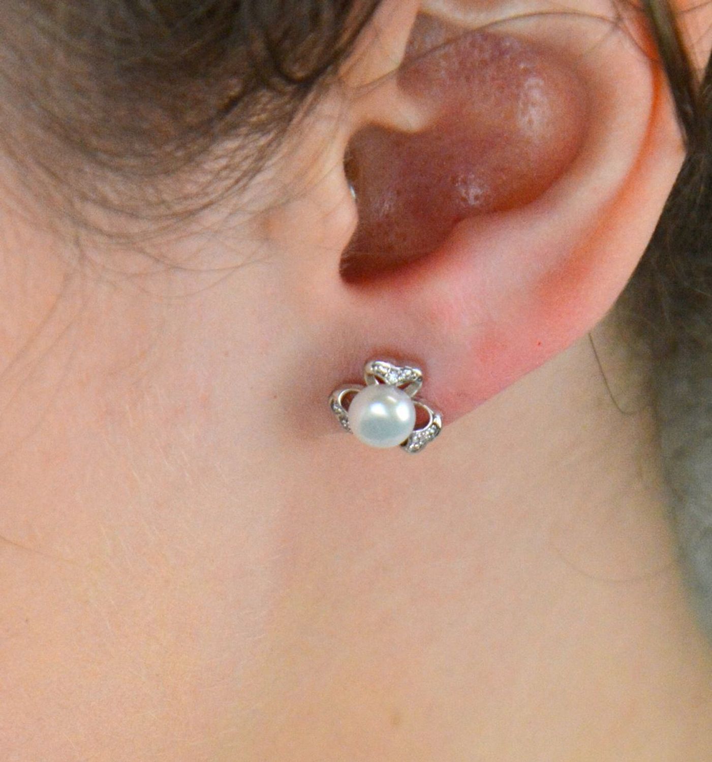 Kolczyki damskie srebrne perły ozdobione cyrkonią. Kolczyki to idealna proporcje zamknięte w pięknej kompozycji. Kolczyki wykonane z wysokiej jakości srebra próby 925.1.jpg