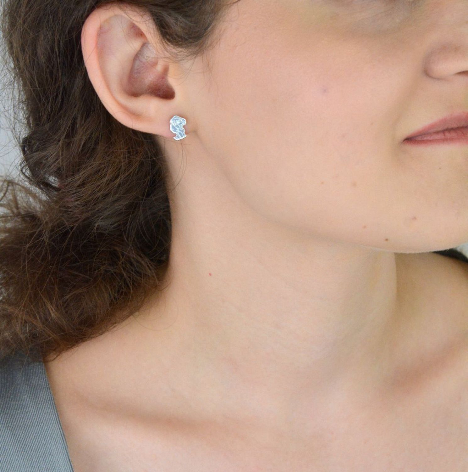 Srebrne kolczyki dziecięce 925 Psi Patrol Sky DIA-KLC-KSR049-925. Kolczyki srebrne dziecięce. Kolczyki srebrne na sztyft dla dziewczynki. Kolczyki srebrne Sky. Kolczyki dla dziewczynki z bajki Psi Patrol. Kolczyki dziecięce na prezent..jpg