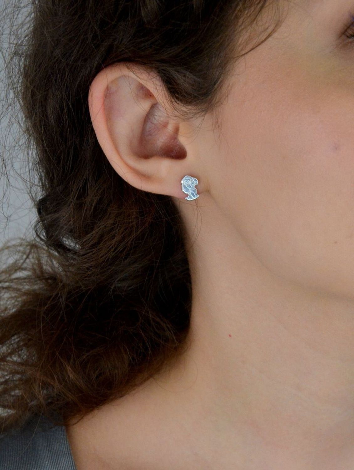 Srebrne kolczyki dziecięce 925 Psi Patrol Sky DIA-KLC-KSR049-925. Kolczyki srebrne dziecięce. Kolczyki srebrne na sztyft dla dziewczynki. Kolczyki srebrne Sky. Kolczyki dla dziewczynki z bajki Psi Patrol. Kolczyki dziecięce na prezent..jpg