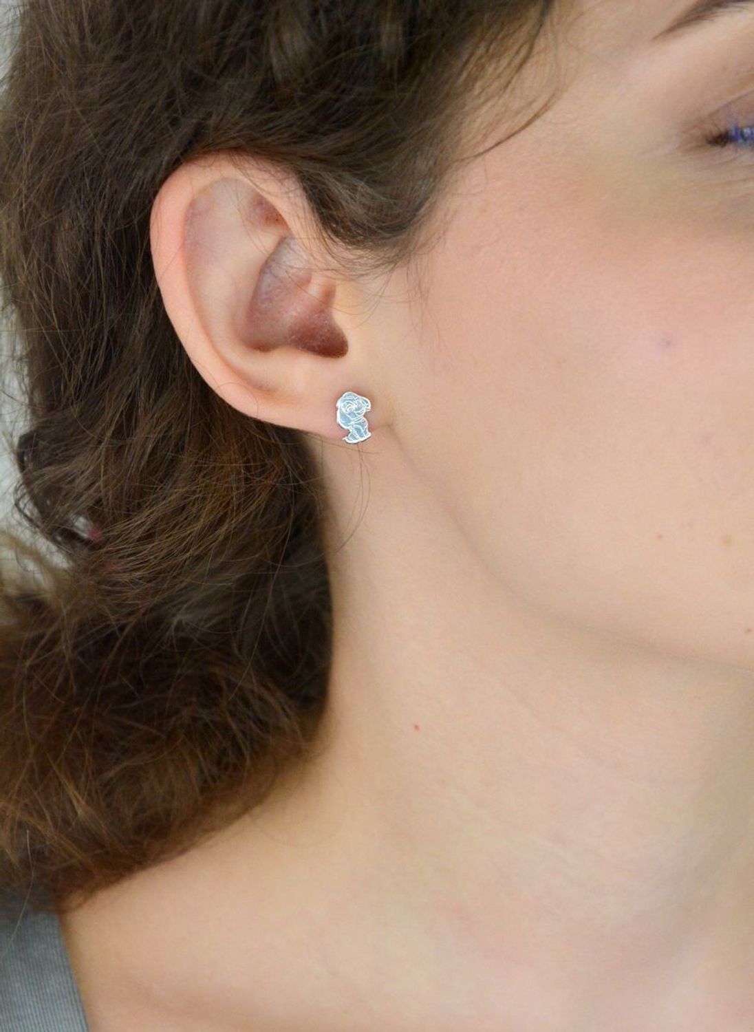 Srebrne kolczyki dziecięce 925 Psi Patrol Sky DIA-KLC-KSR049-925. Kolczyki srebrne dziecięce. Kolczyki srebrne na sztyft dla dziewczynki. Kolczyki srebrne Sky. Kolczyki dla dziewczynki z bajki Psi Patrol. Kolczyki dziecięce na prezent..jpg