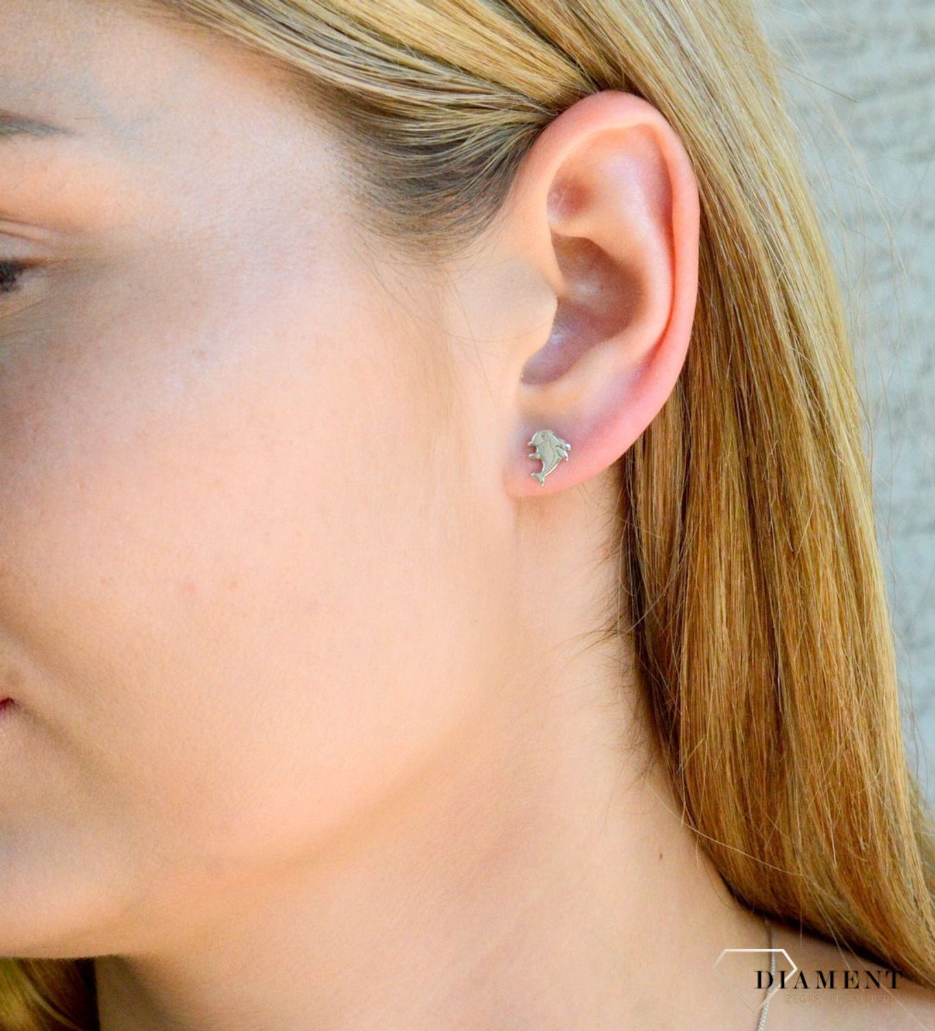 Srebrne kolczyki dziecięce 925 delfinki DIA-KLC-KSR062R-925. Srebrne kolczyki dziecięce. Kolczyki srebrne delfinki. Kolczyki srebrne na sztyft dla dziewczynki. Kolczyki delfinki srebrne idealne na prezent (1).jpg