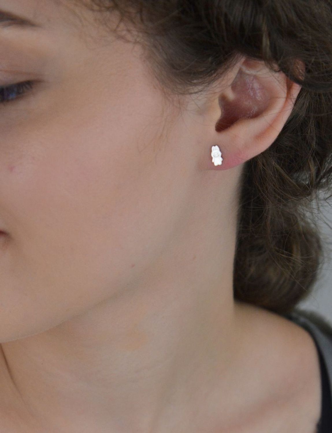 Delikatne kolczyki w kształcie laleczki z rodowanego srebra próby 925. Grawerowane detale, zapięcie na sztyft. Idealne dla dziewczynek i kobiet ceniących oryginalność.1.webp