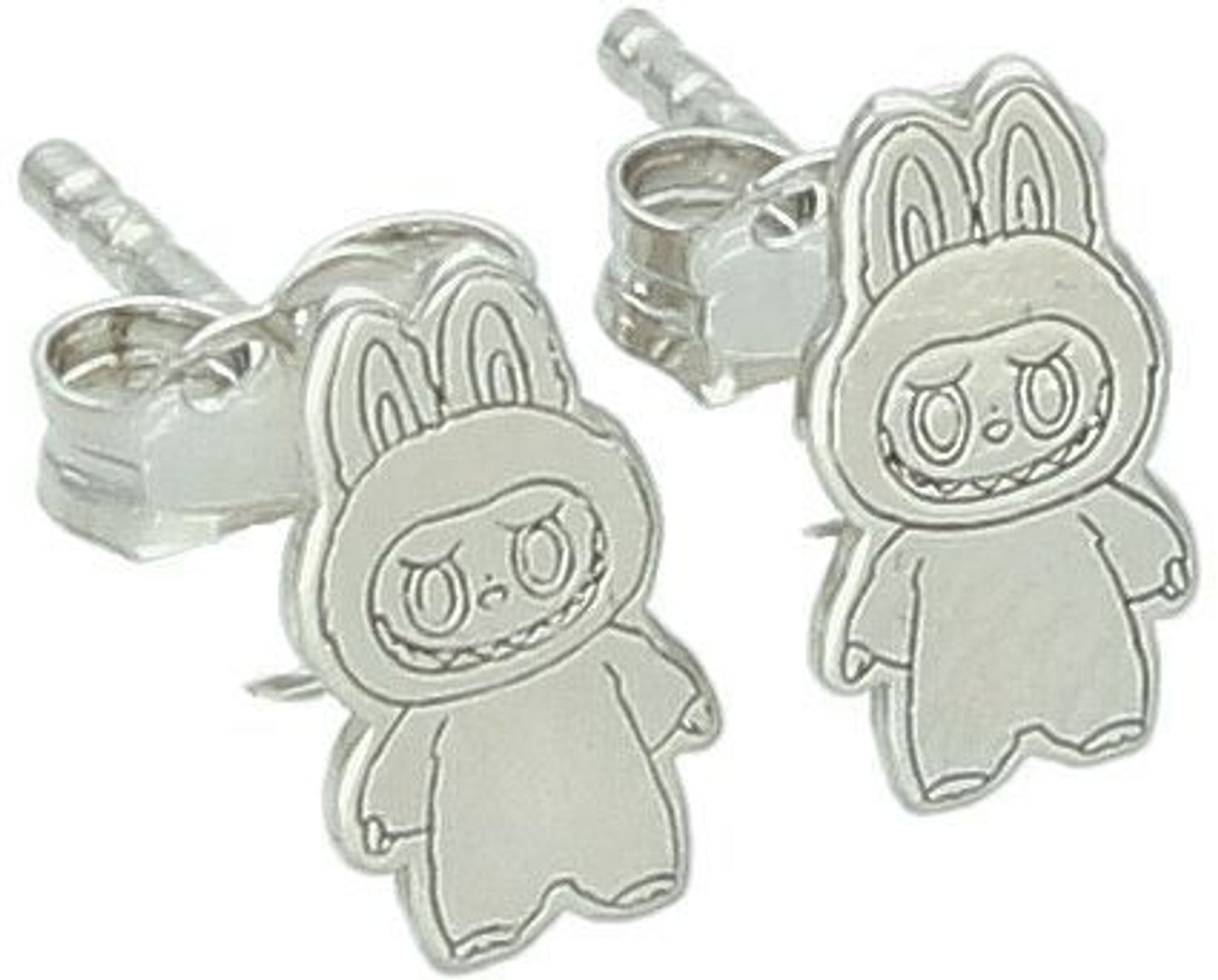 Delikatne kolczyki w kształcie laleczki z rodowanego srebra próby 925. Grawerowane detale, zapięcie na sztyft. Idealne dla dziewczynek i kobiet ceniących oryginalność.1.webp