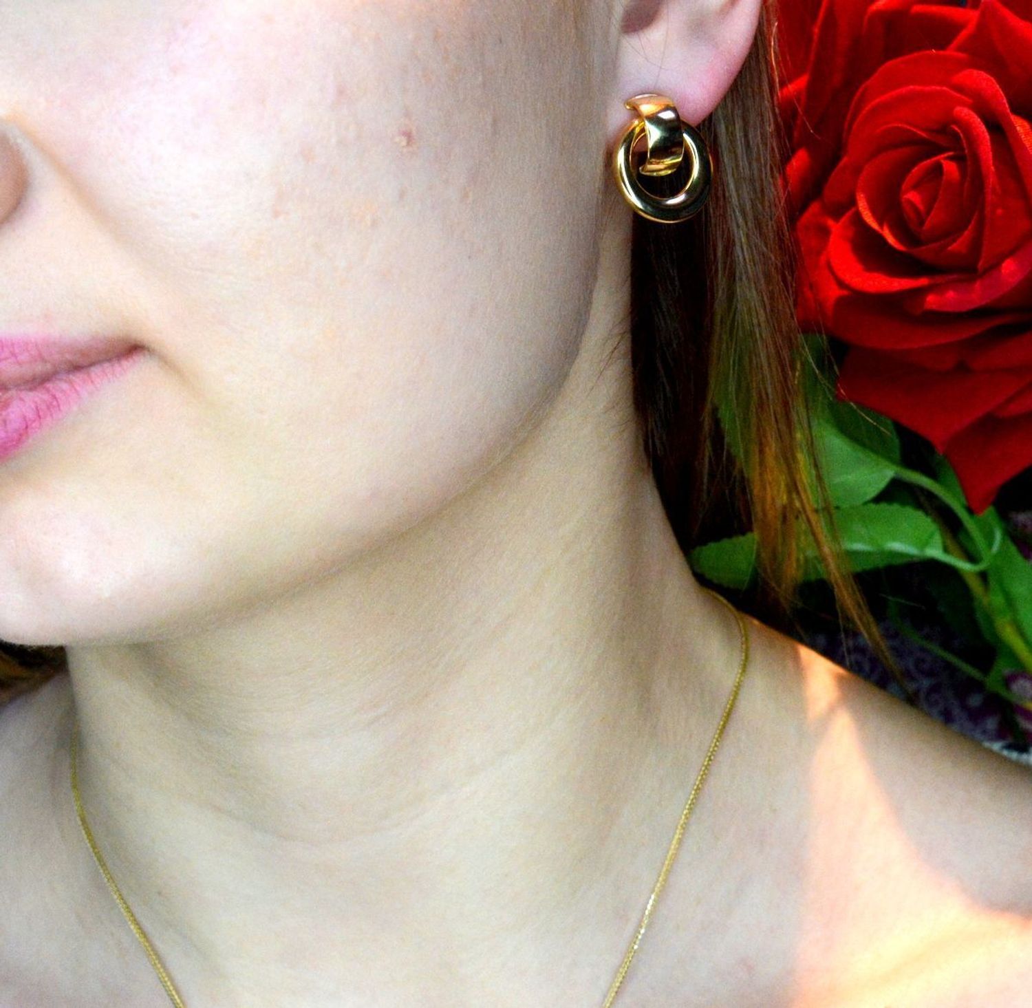 Złote kolczyki 585 gładkie kółka DIA-KLC-LB.BT-11-Y-585. Wyjątkowe kolczyki inspirowane  motywem koła ukazują kolejną odsłonę biżuterii, w której został przełamany ponadczasowym blaskiem wyjątkowego kruszcu. Kolczyki zło.jpg