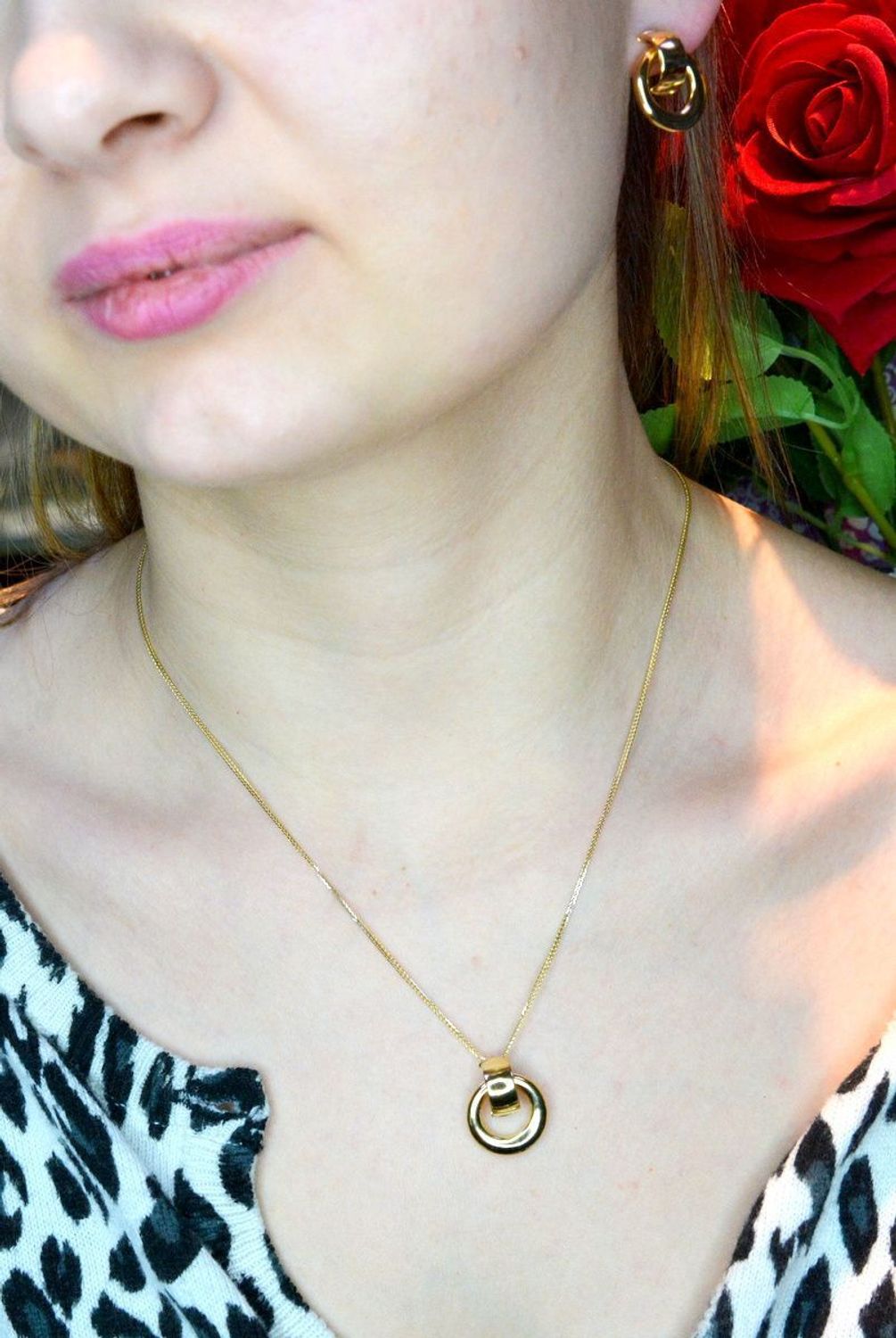 Złote kolczyki 585 gładkie kółka DIA-KLC-LB.BT-11-Y-585. Wyjątkowe kolczyki inspirowane  motywem koła ukazują kolejną odsłonę biżuterii, w której został przełamany ponadczasowym blaskiem wyjątkowego kruszcu. Kolczyki zło.jpg