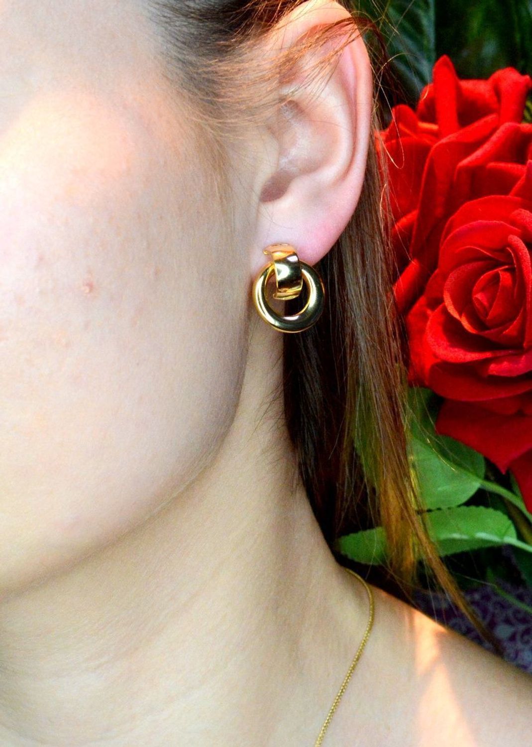 Złote kolczyki 585 gładkie kółka DIA-KLC-LB.BT-11-Y-585. Wyjątkowe kolczyki inspirowane  motywem koła ukazują kolejną odsłonę biżuterii, w której został przełamany ponadczasowym blaskiem wyjątkowego kruszcu. Kolczyki zło.jpg