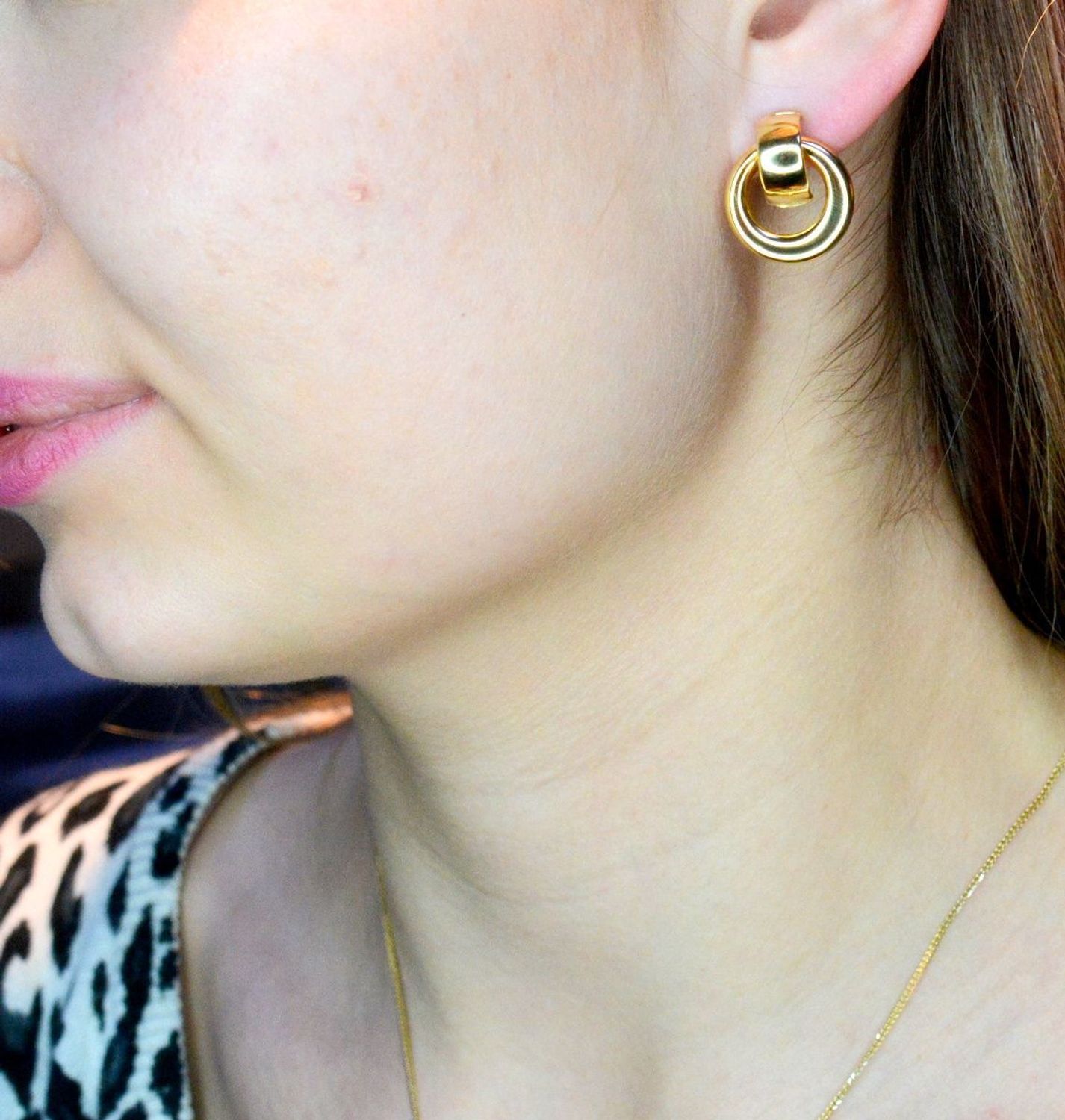 Złote kolczyki 585 gładkie kółka DIA-KLC-LB.BT-11-Y-585. Wyjątkowe kolczyki inspirowane  motywem koła ukazują kolejną odsłonę biżuterii, w której został przełamany ponadczasowym blaskiem wyjątkowego kruszcu. Kolczyki zło.jpg