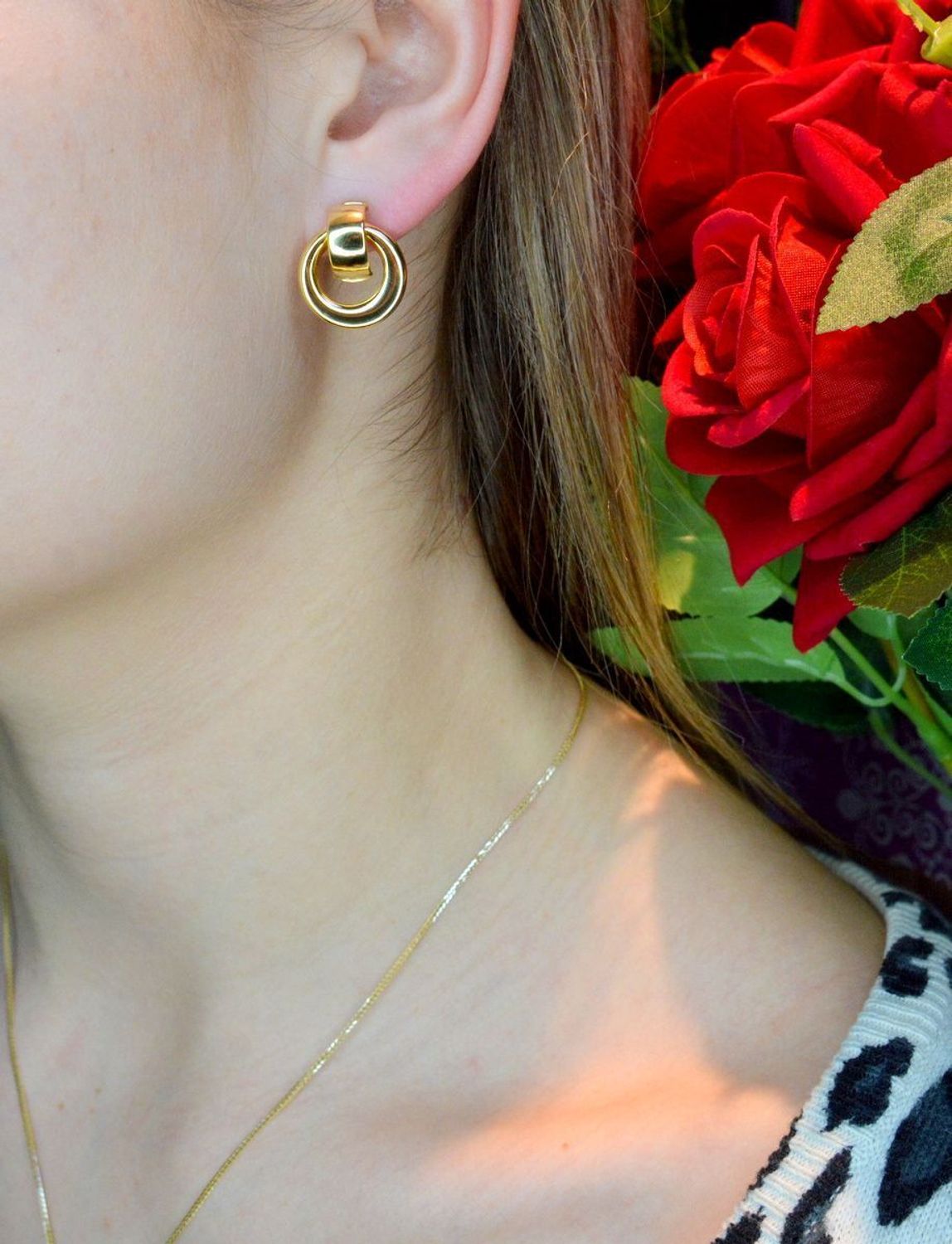 Złote kolczyki 585 gładkie kółka DIA-KLC-LB.BT-11-Y-585. Wyjątkowe kolczyki inspirowane  motywem koła ukazują kolejną odsłonę biżuterii, w której został przełamany ponadczasowym blaskiem wyjątkowego kruszcu. Kolczyki zło.jpg