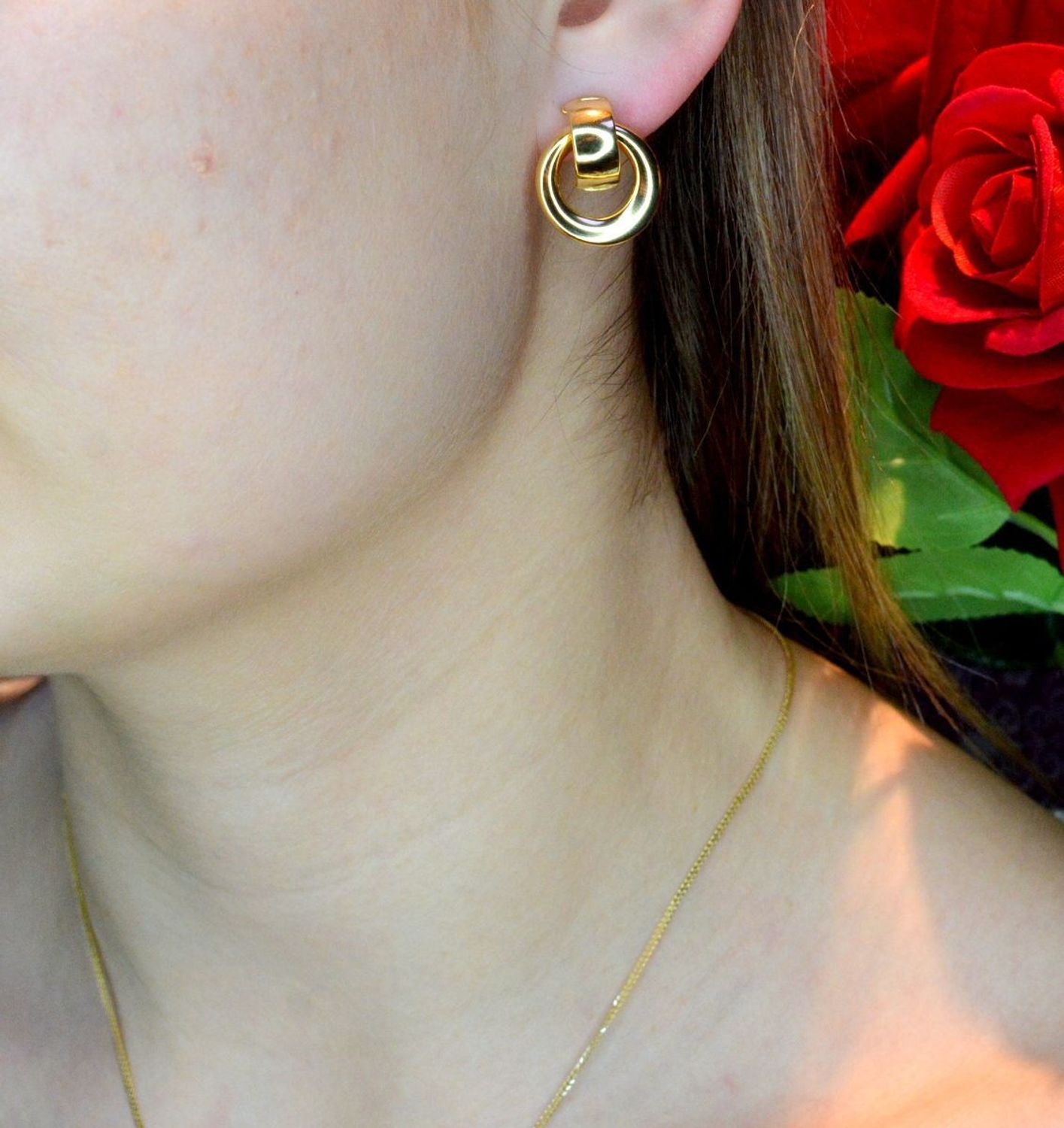 Złote kolczyki 585 gładkie kółka DIA-KLC-LB.BT-11-Y-585. Wyjątkowe kolczyki inspirowane  motywem koła ukazują kolejną odsłonę biżuterii, w której został przełamany ponadczasowym blaskiem wyjątkowego kruszcu. Kolczyki zło.jpg